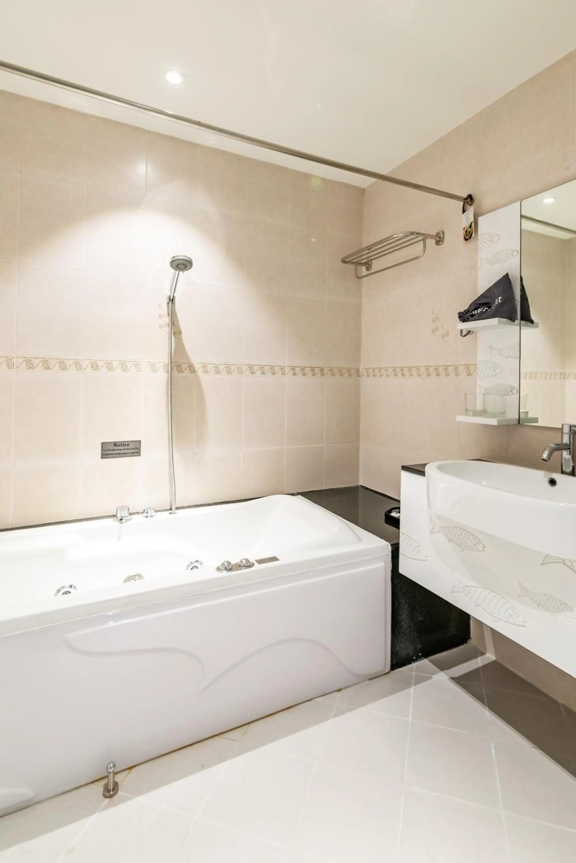 Bathroom, Bed in Avanti Boutique Hotel