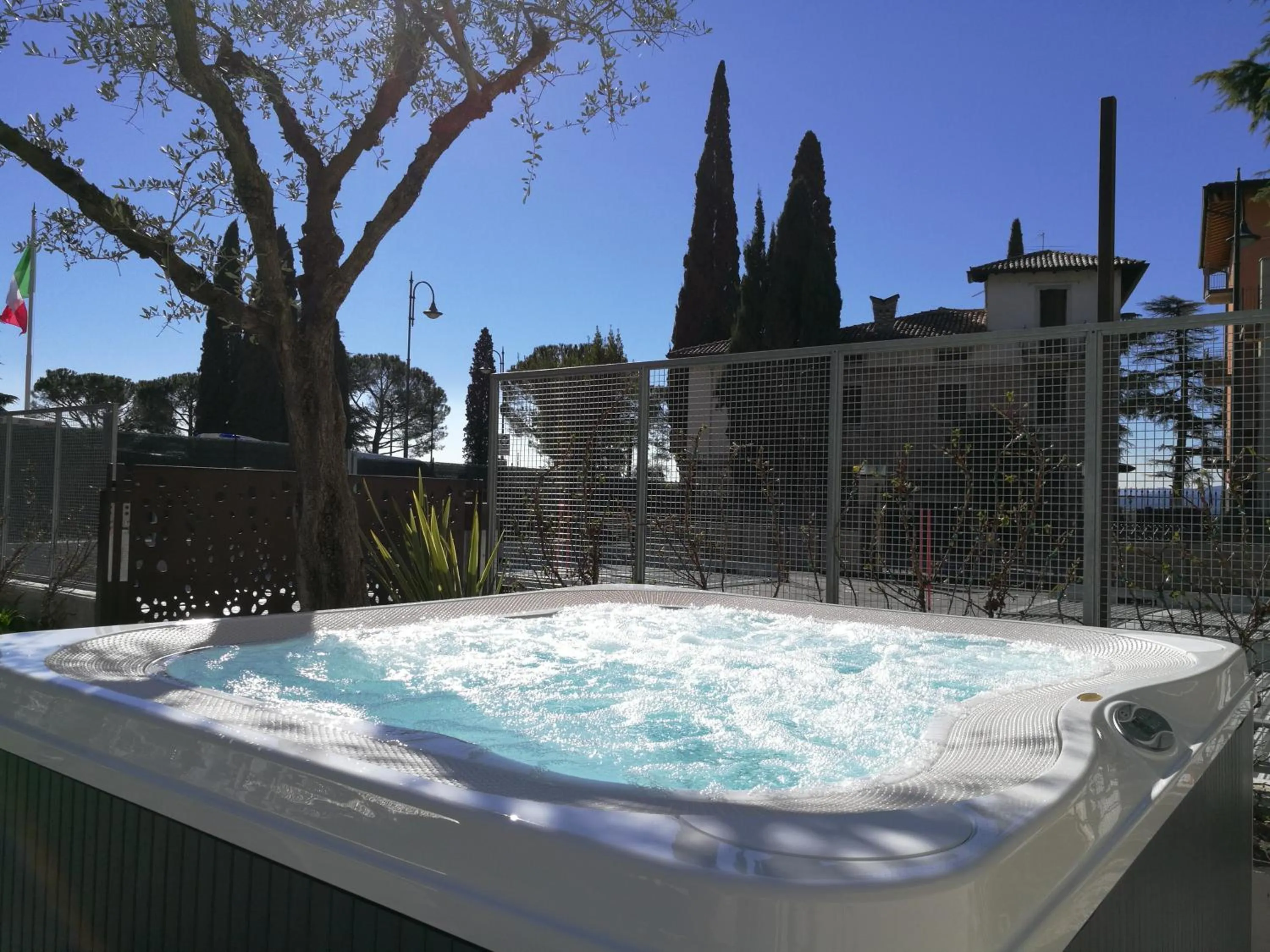 Hot Tub in Hotel Ristorante Al Caminetto WorldHotels Crafted Adults Only