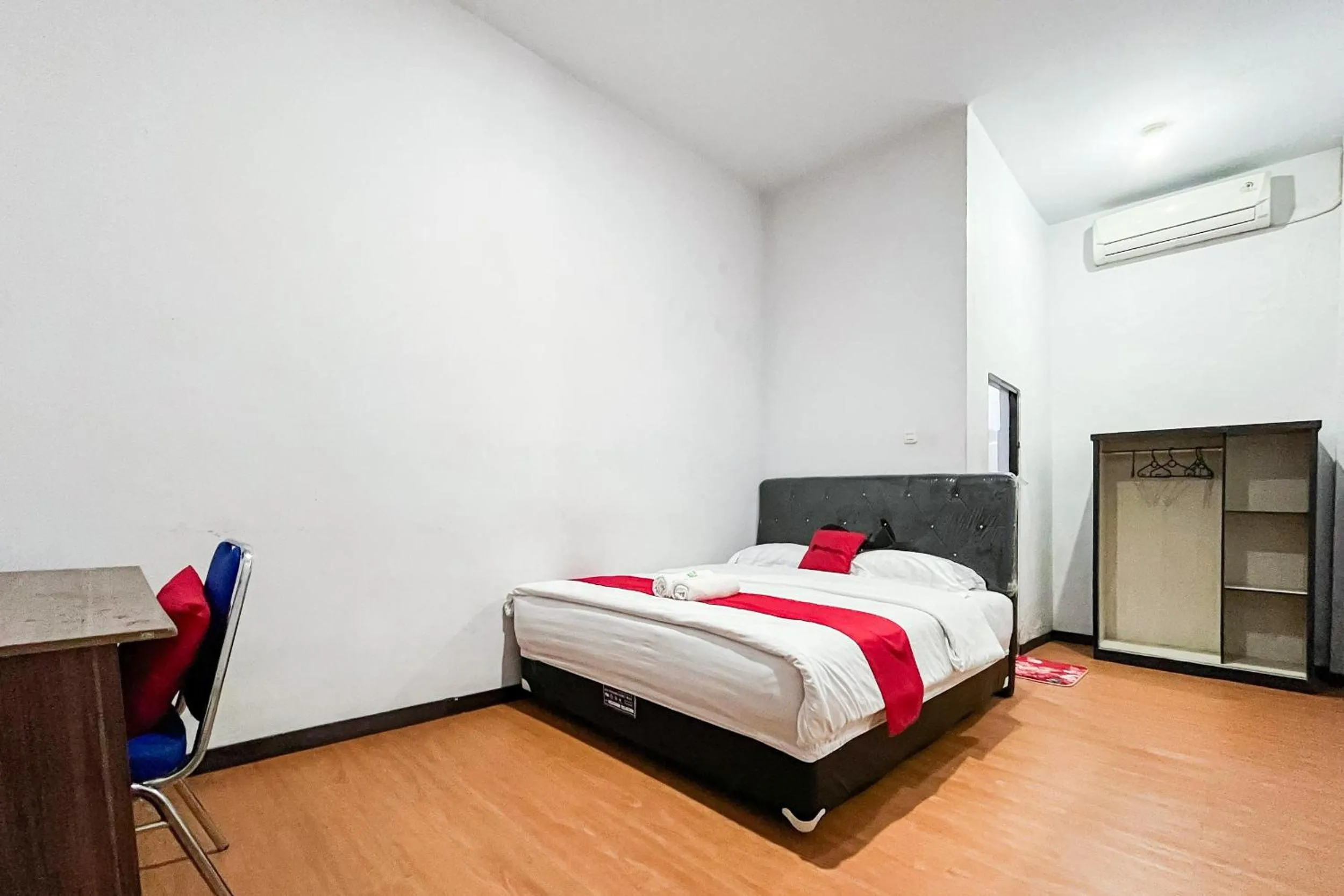 Bedroom, Bed in RedDoorz Plus at Hotel Lestari Karema Mamuju