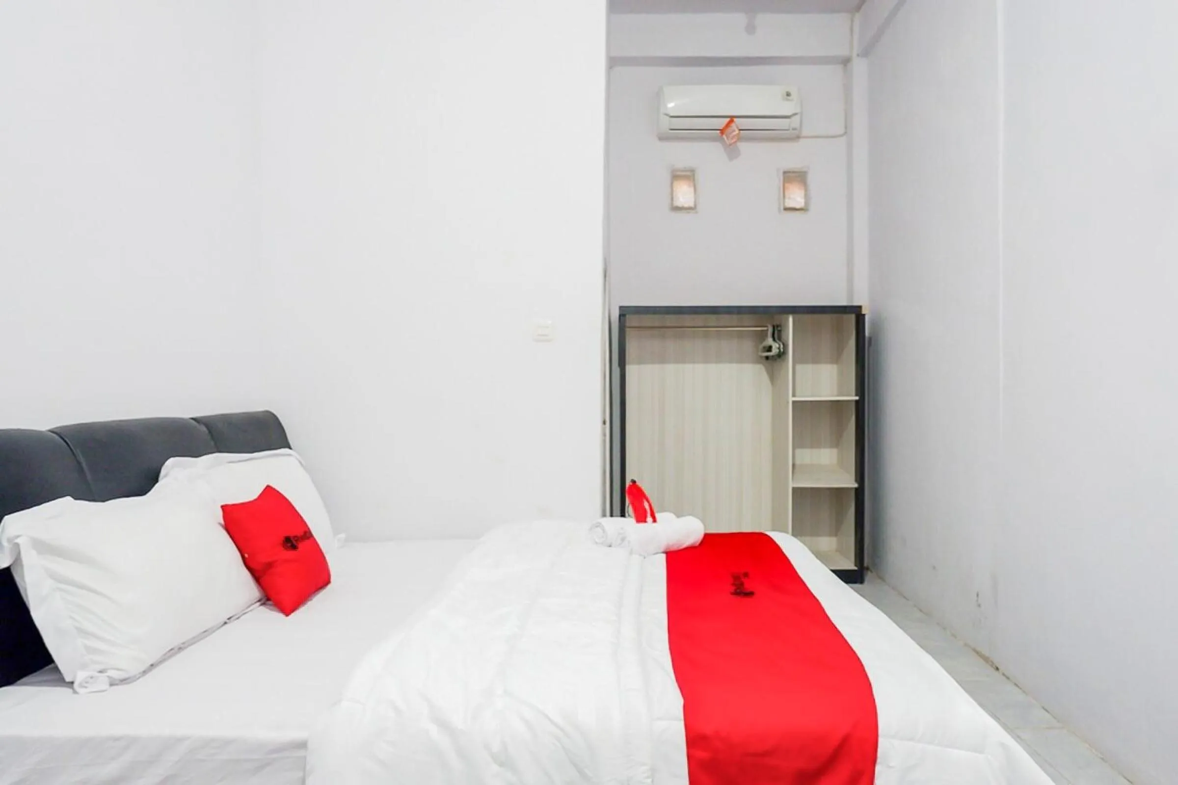 Bedroom, Bed in RedDoorz Plus at Hotel Lestari Karema Mamuju