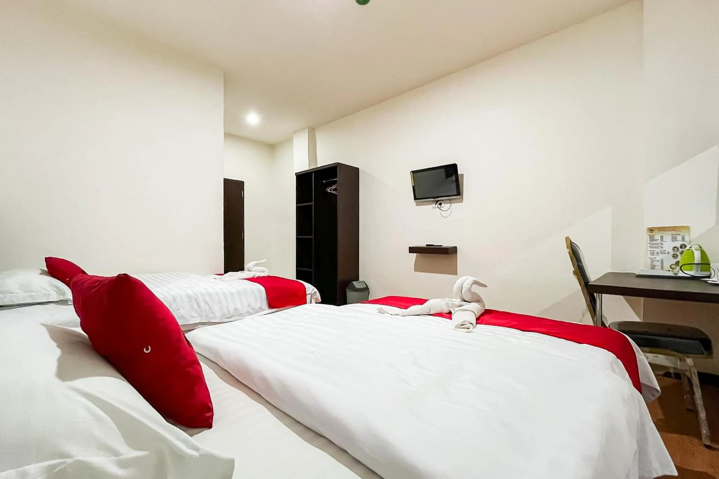 Bedroom, Bed in RedDoorz Plus at Hotel Lestari Karema Mamuju