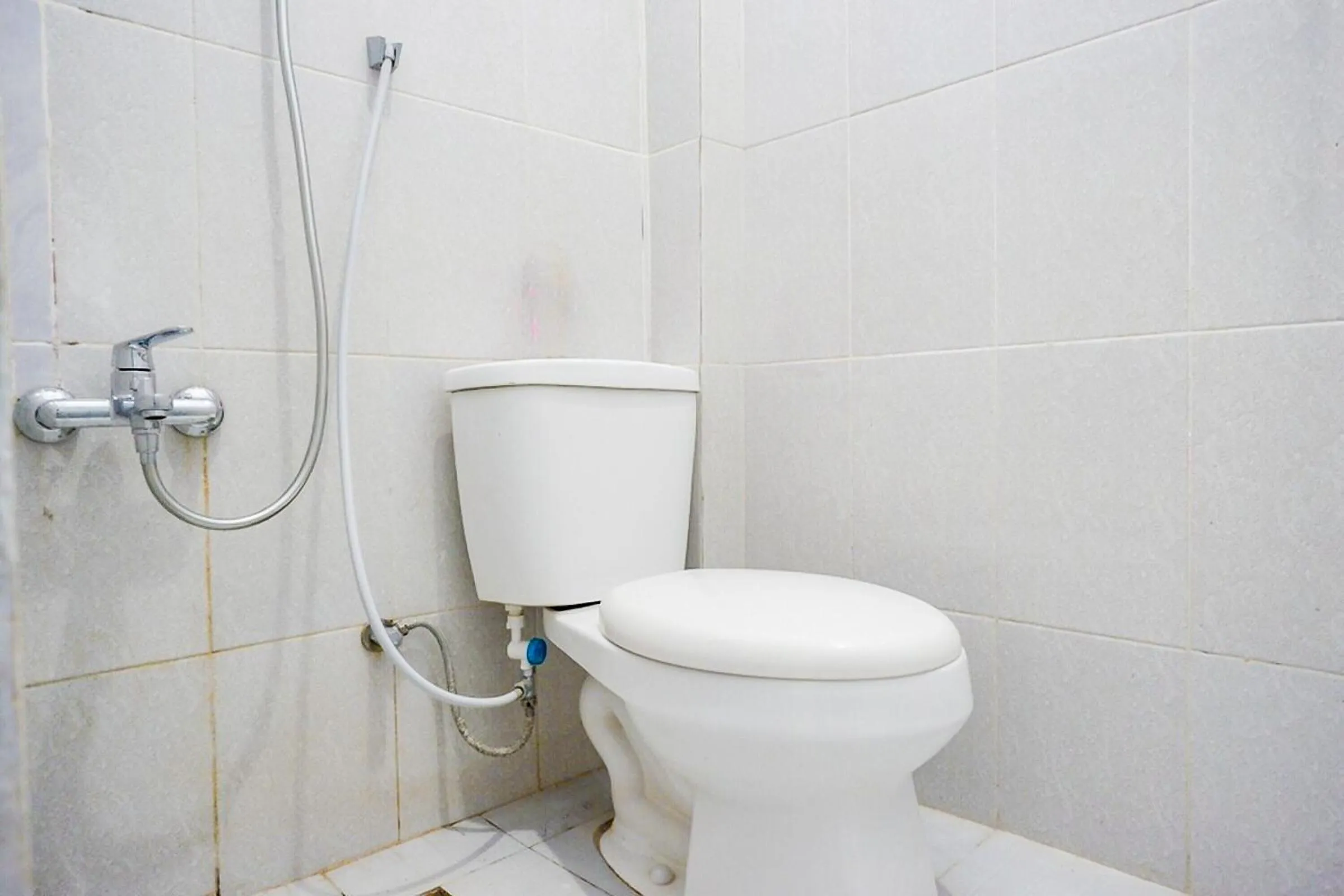 Bathroom in RedDoorz Plus at Hotel Lestari Karema Mamuju