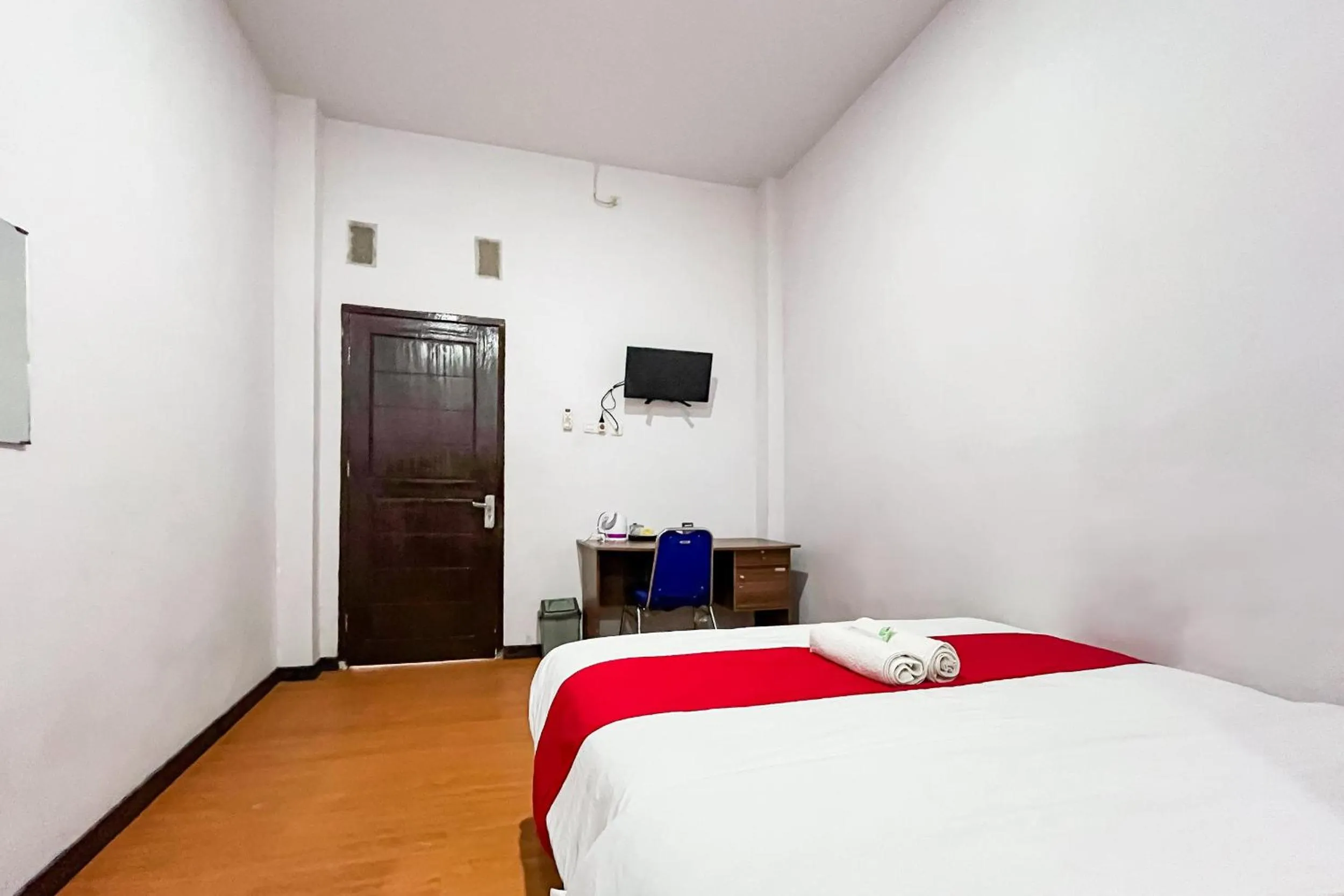 Bedroom, Bed in RedDoorz Plus at Hotel Lestari Karema Mamuju