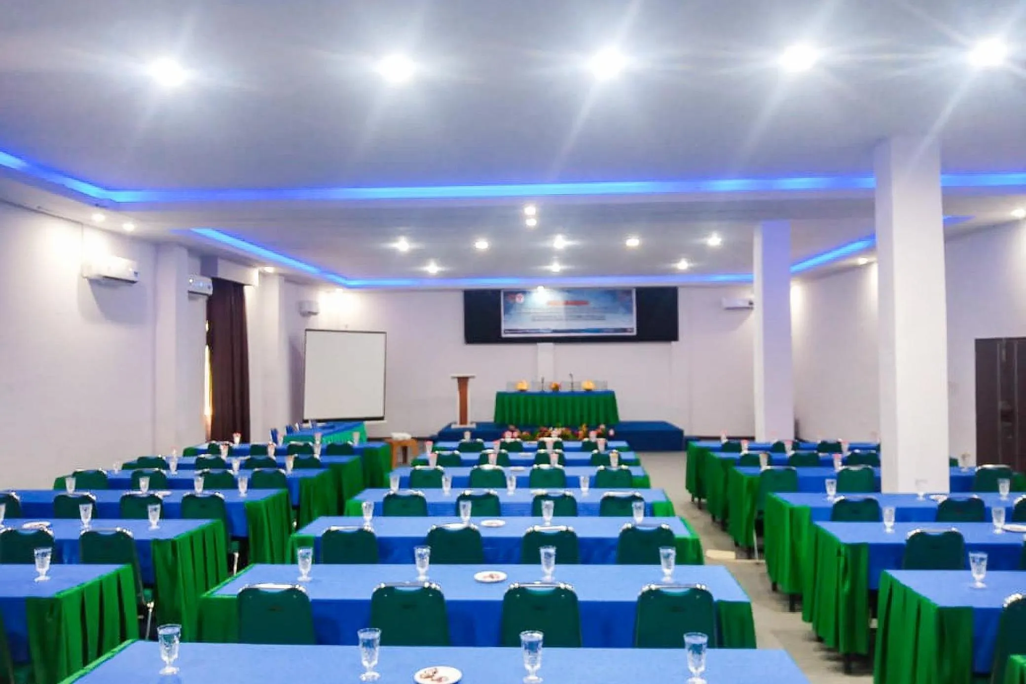 Meeting/conference room in RedDoorz Plus at Hotel Lestari Karema Mamuju