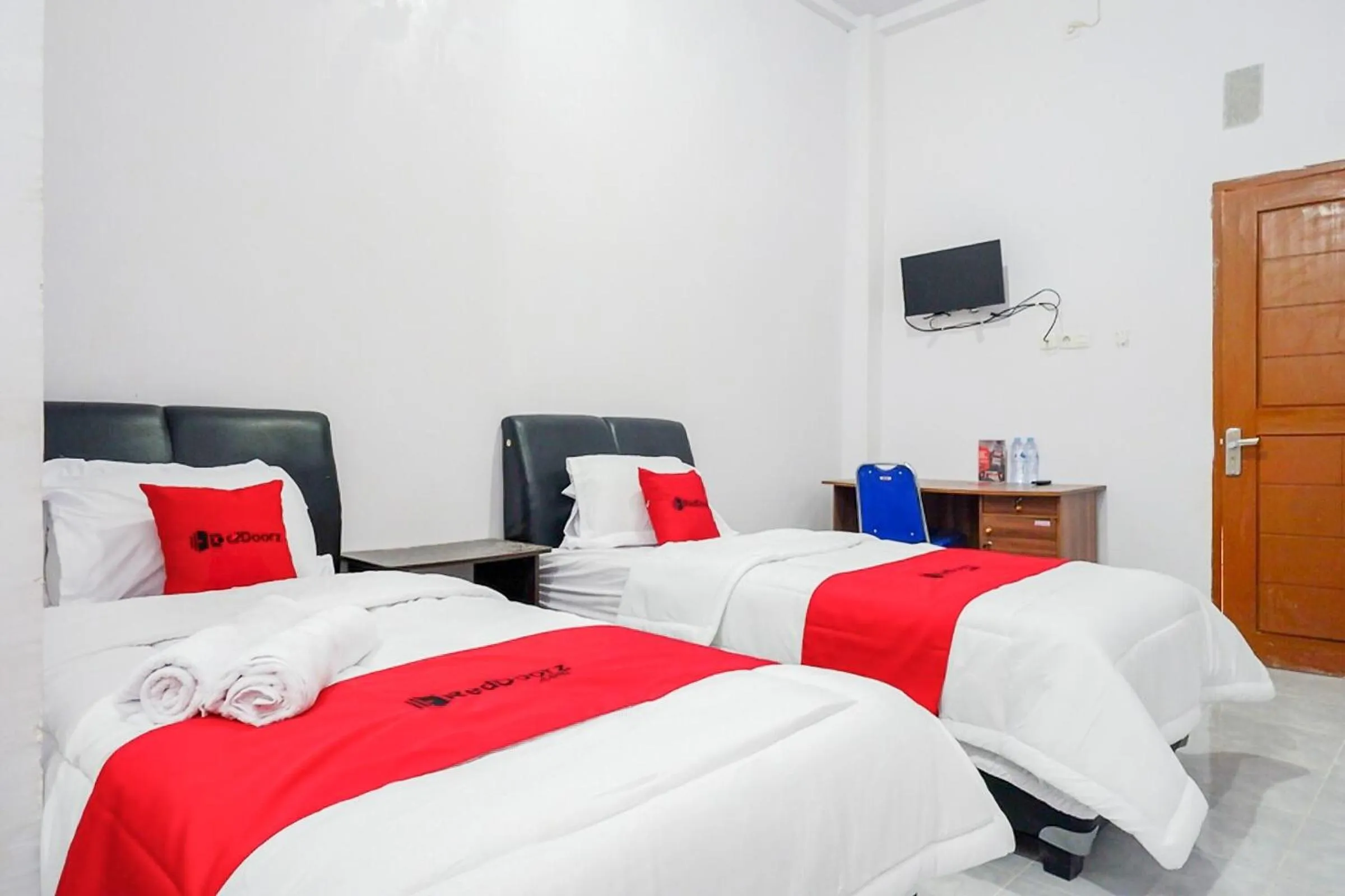 Bedroom, Bed in RedDoorz Plus at Hotel Lestari Karema Mamuju