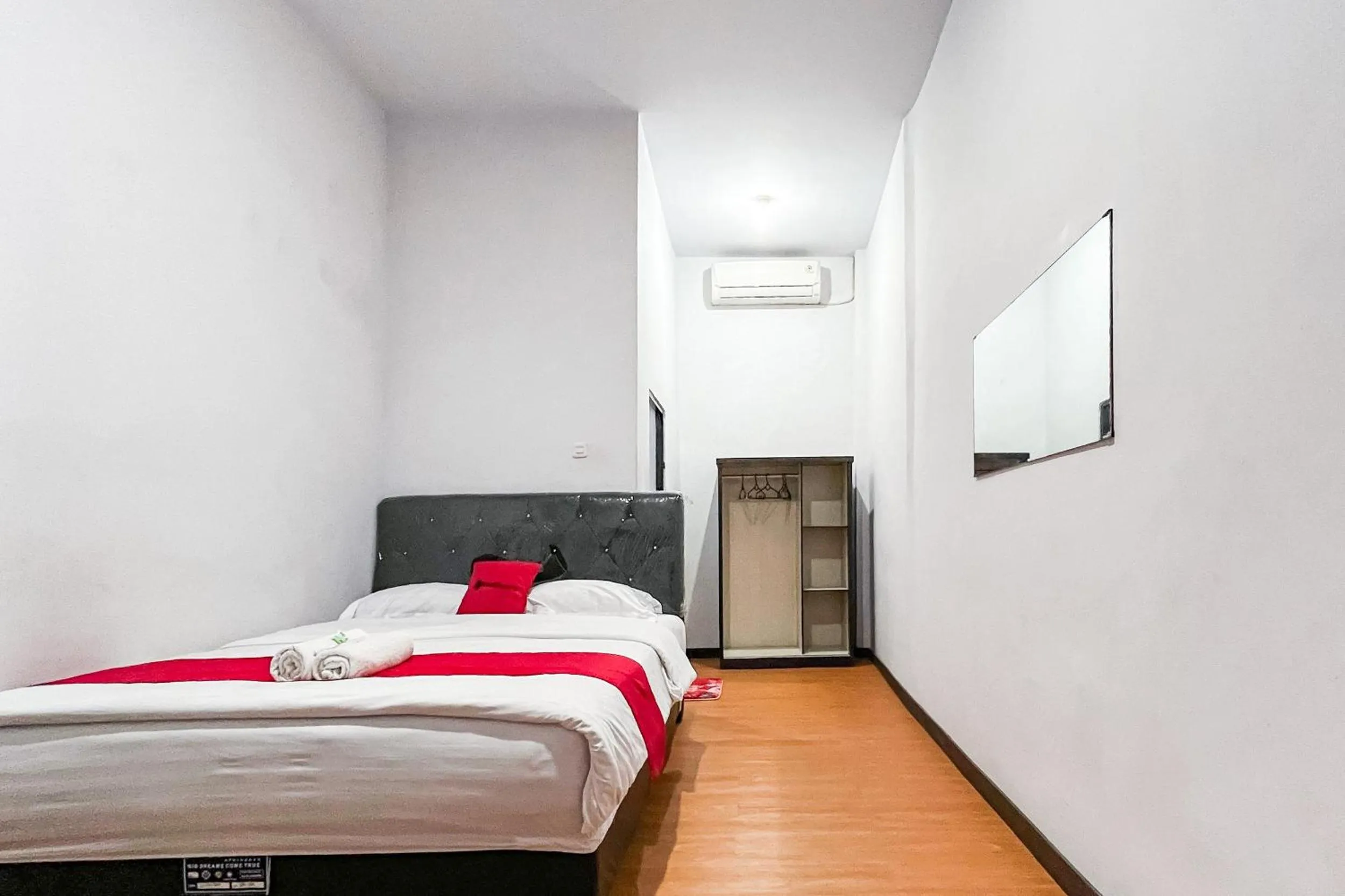 Bedroom, Bed in RedDoorz Plus at Hotel Lestari Karema Mamuju