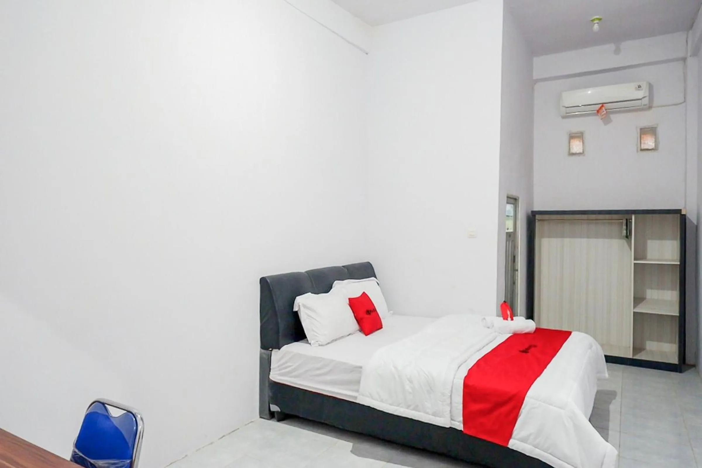 Bedroom, Bed in RedDoorz Plus at Hotel Lestari Karema Mamuju