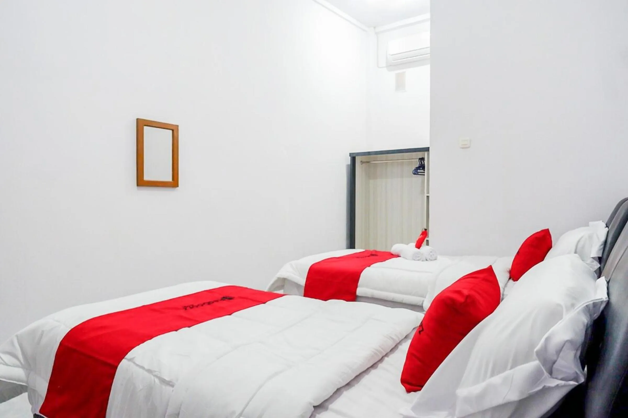 Bedroom, Bed in RedDoorz Plus at Hotel Lestari Karema Mamuju