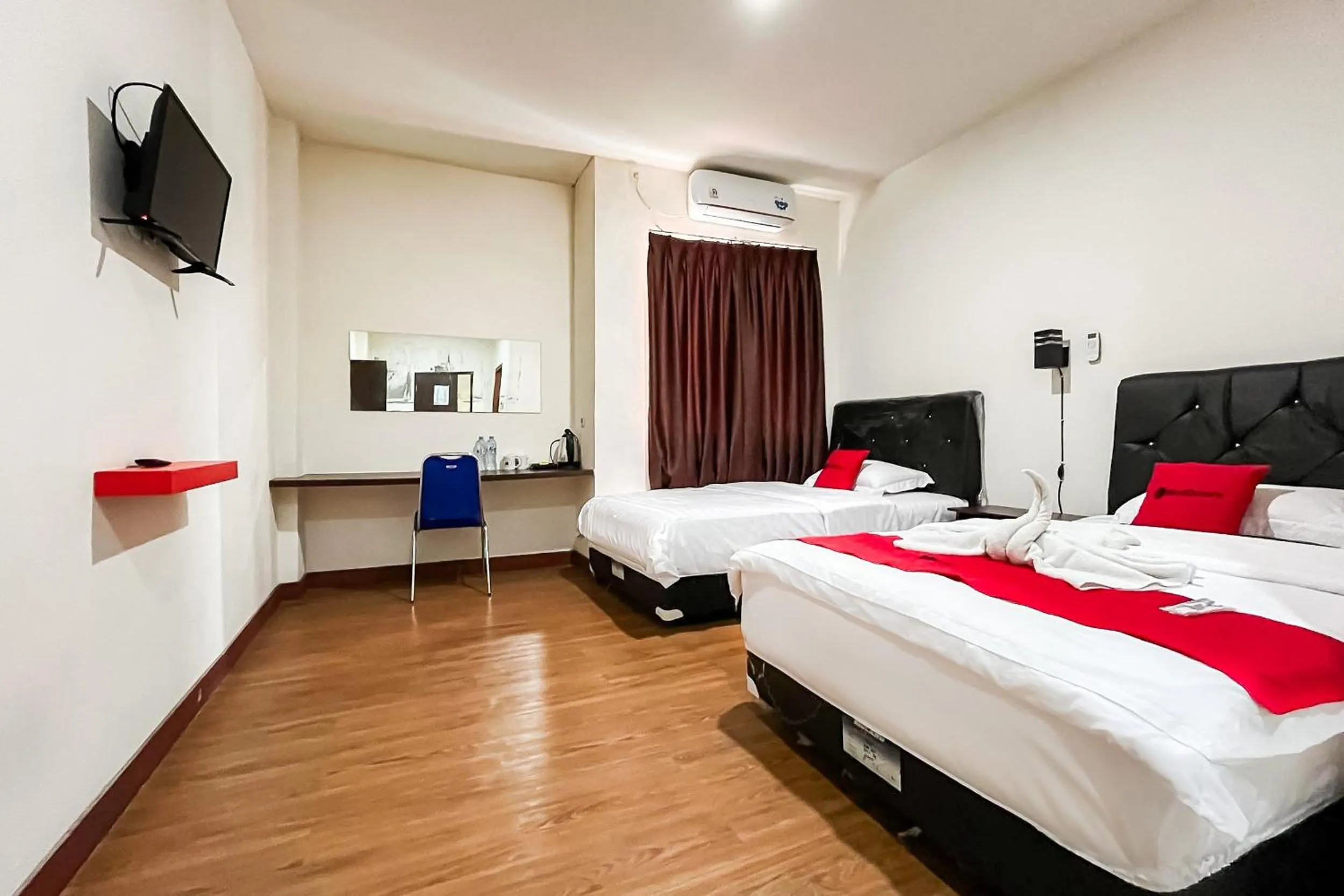 Bedroom, Bed in RedDoorz Plus at Hotel Lestari Karema Mamuju