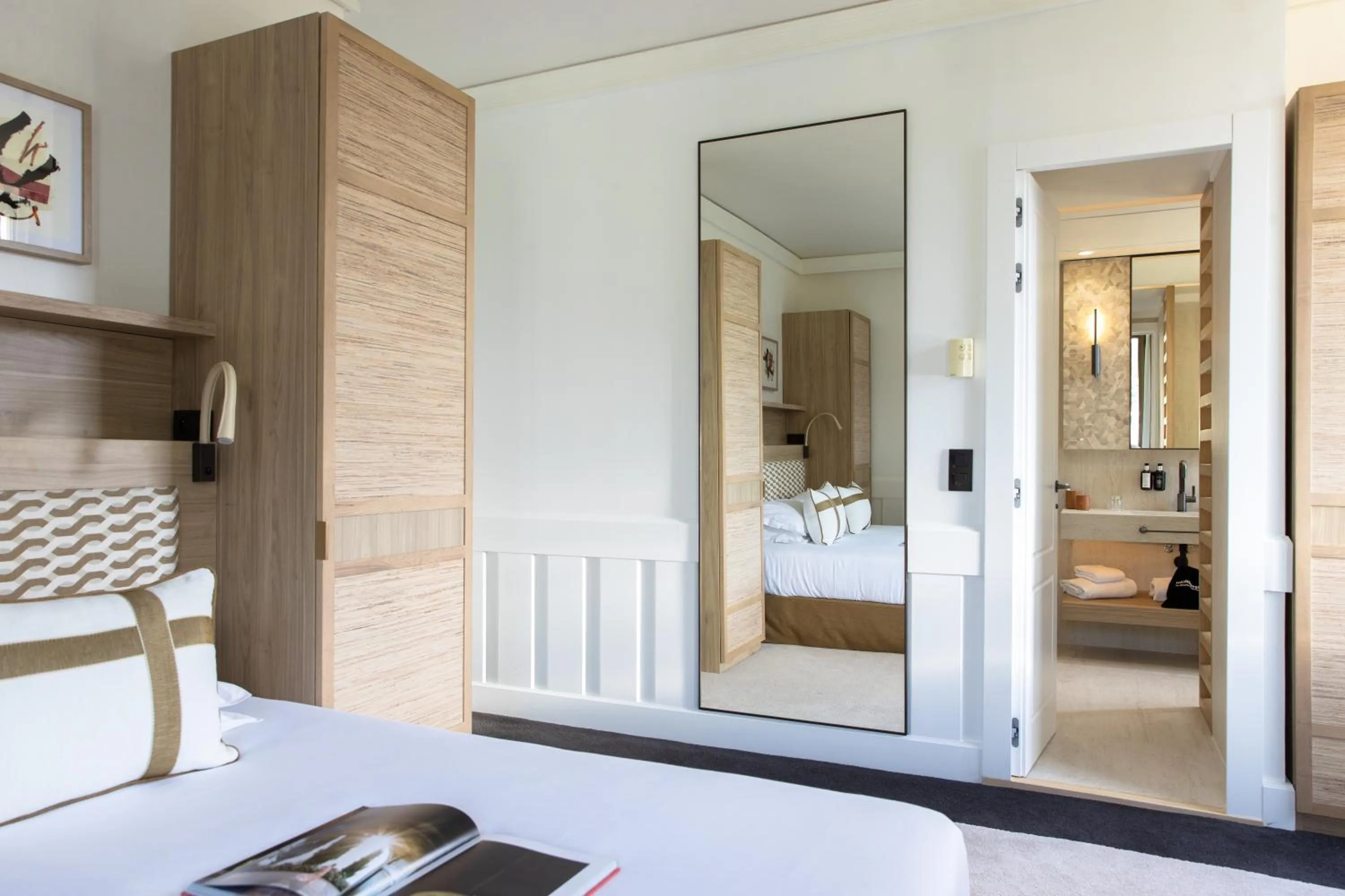 Photo of the whole room in Hotel Royal-Riviera