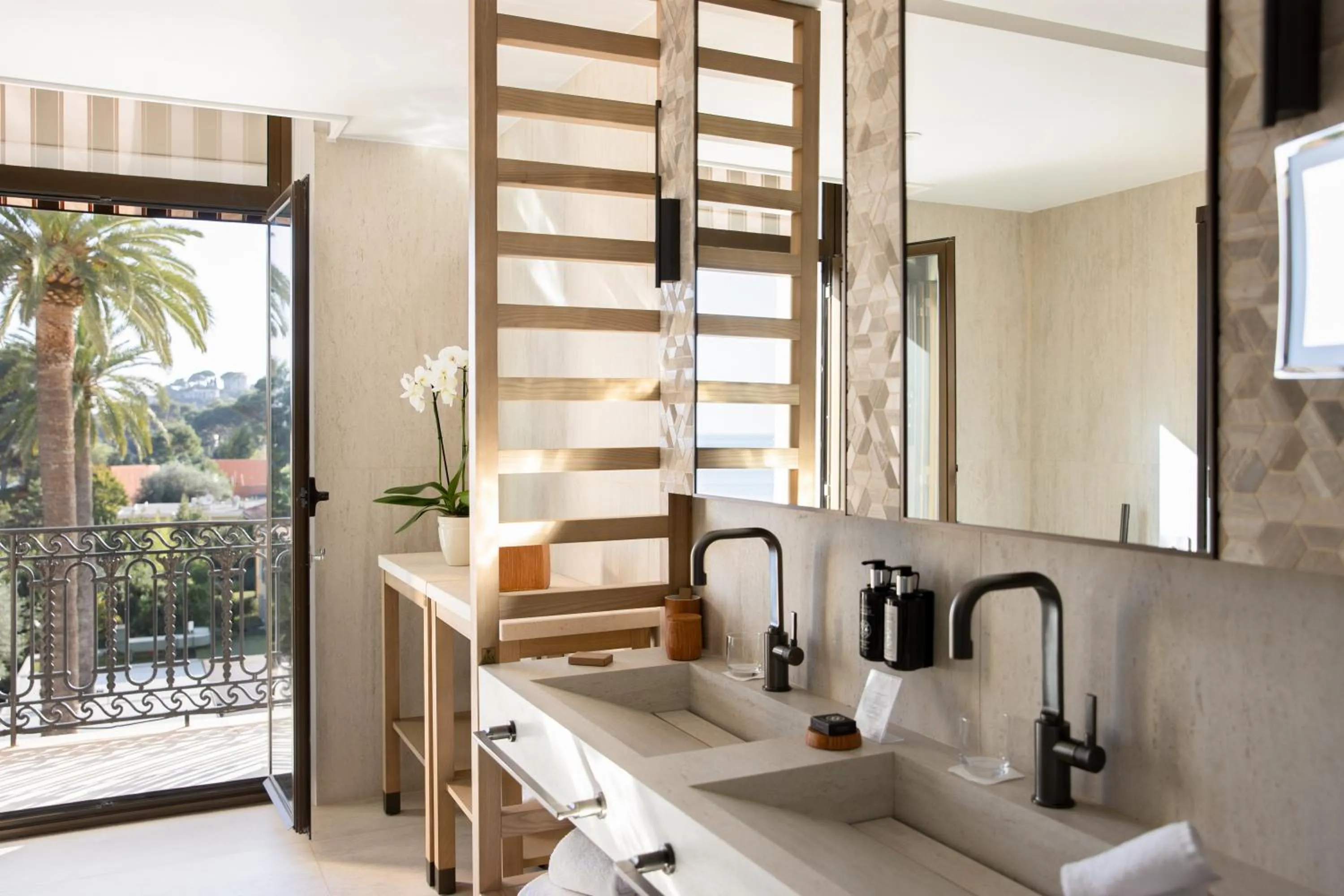 Bathroom in Hotel Royal-Riviera
