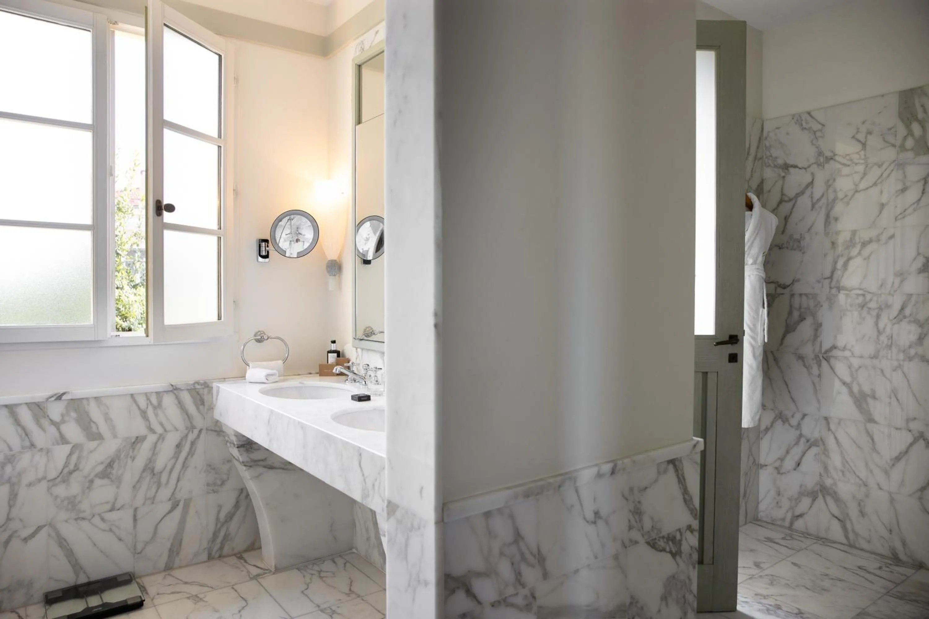 Shower in Hotel Royal-Riviera