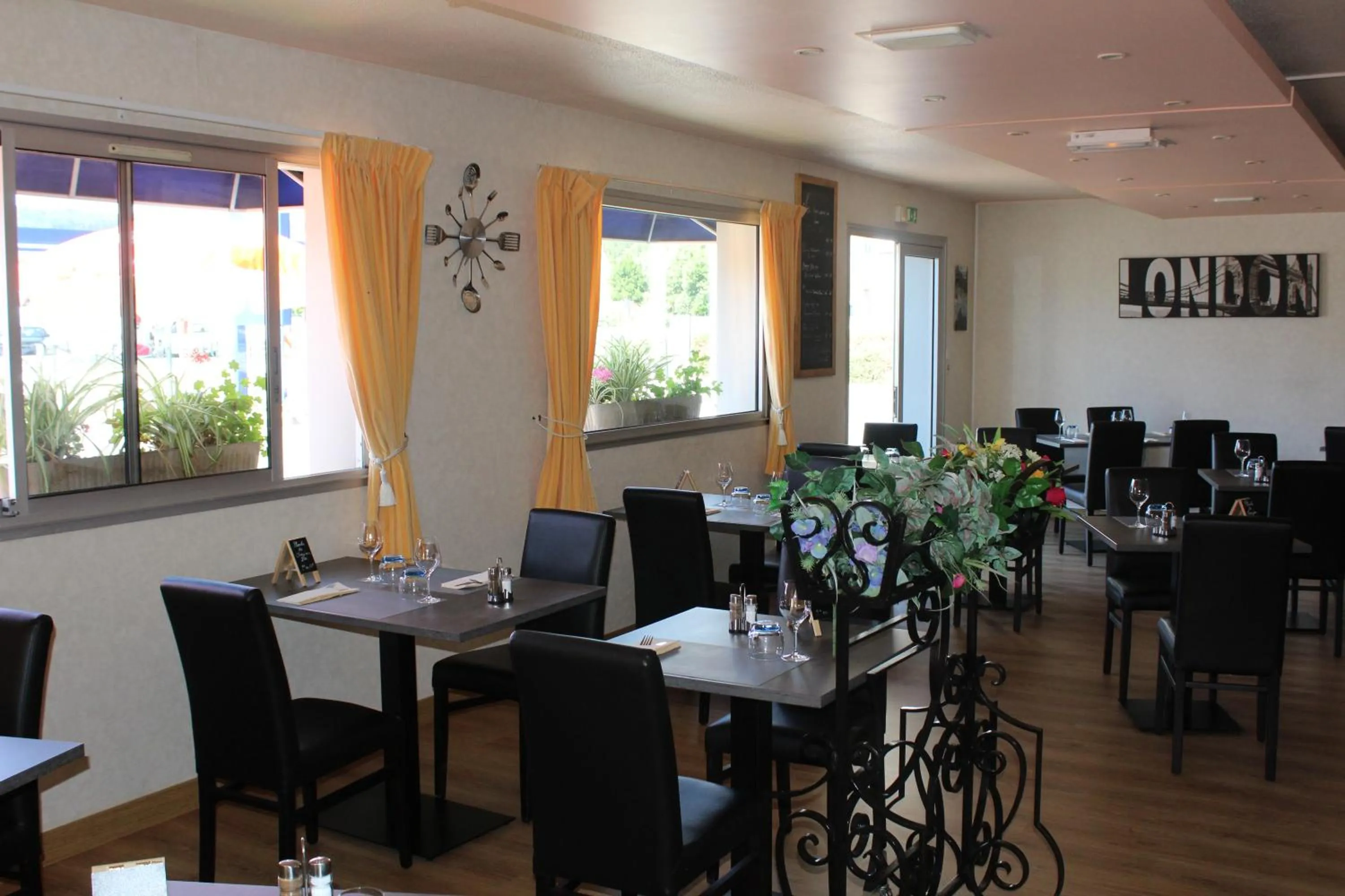 Restaurant/places to eat in HOTEL Chateau-Thierry Centre