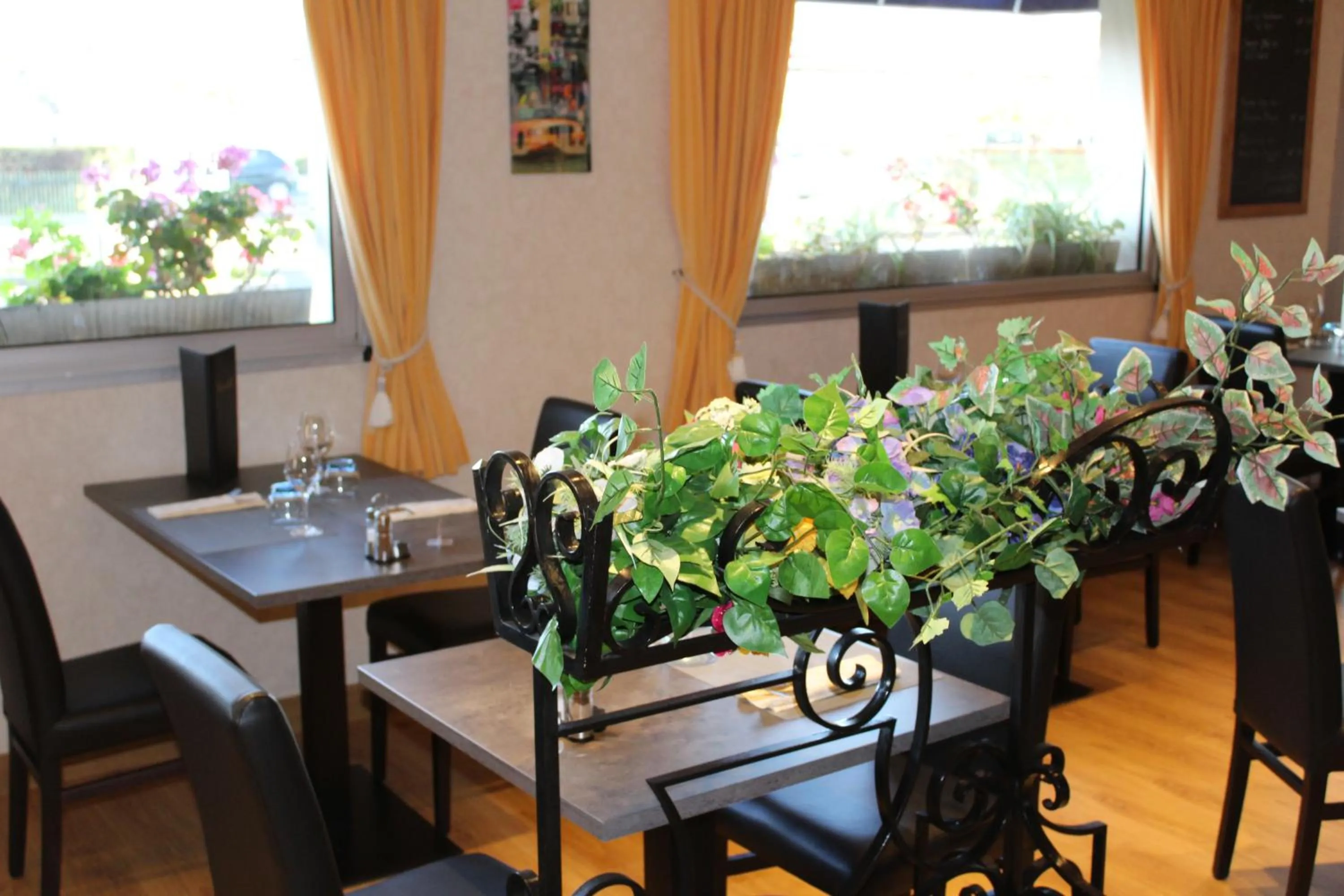 Restaurant/places to eat in HOTEL Chateau-Thierry Centre