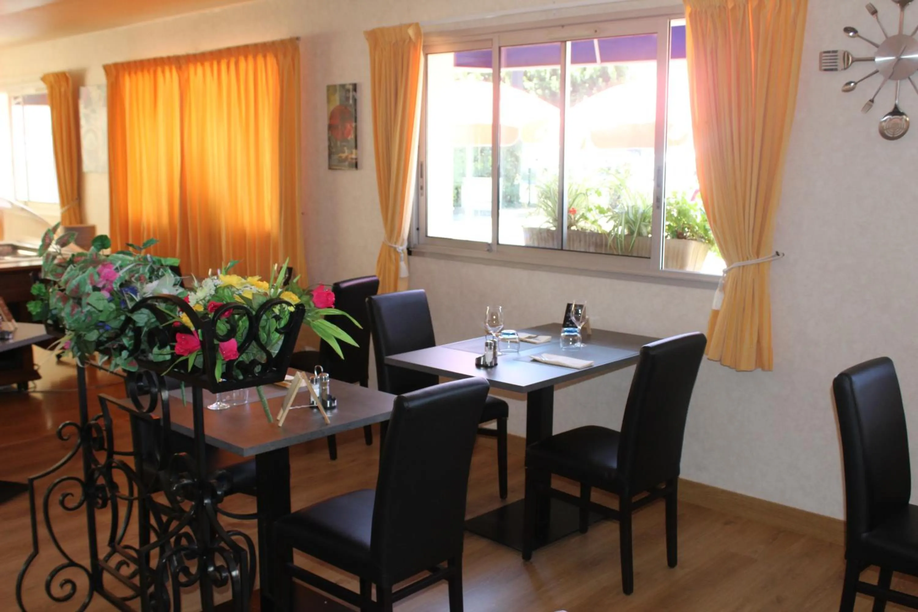 Restaurant/places to eat in HOTEL Chateau-Thierry Centre