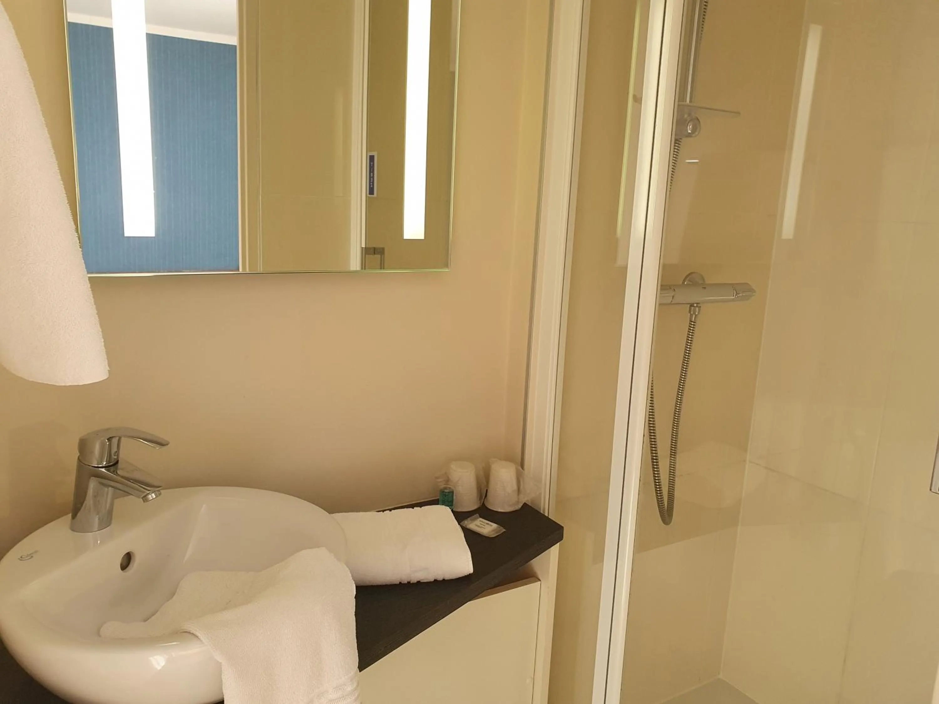 Bathroom in HOTEL Chateau-Thierry Centre