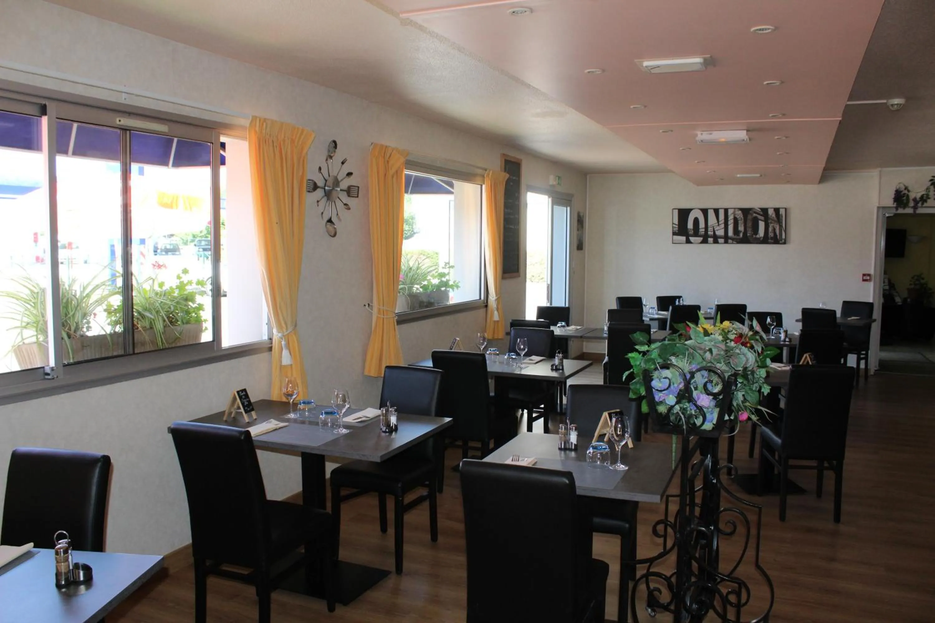 Restaurant/places to eat in HOTEL Chateau-Thierry Centre