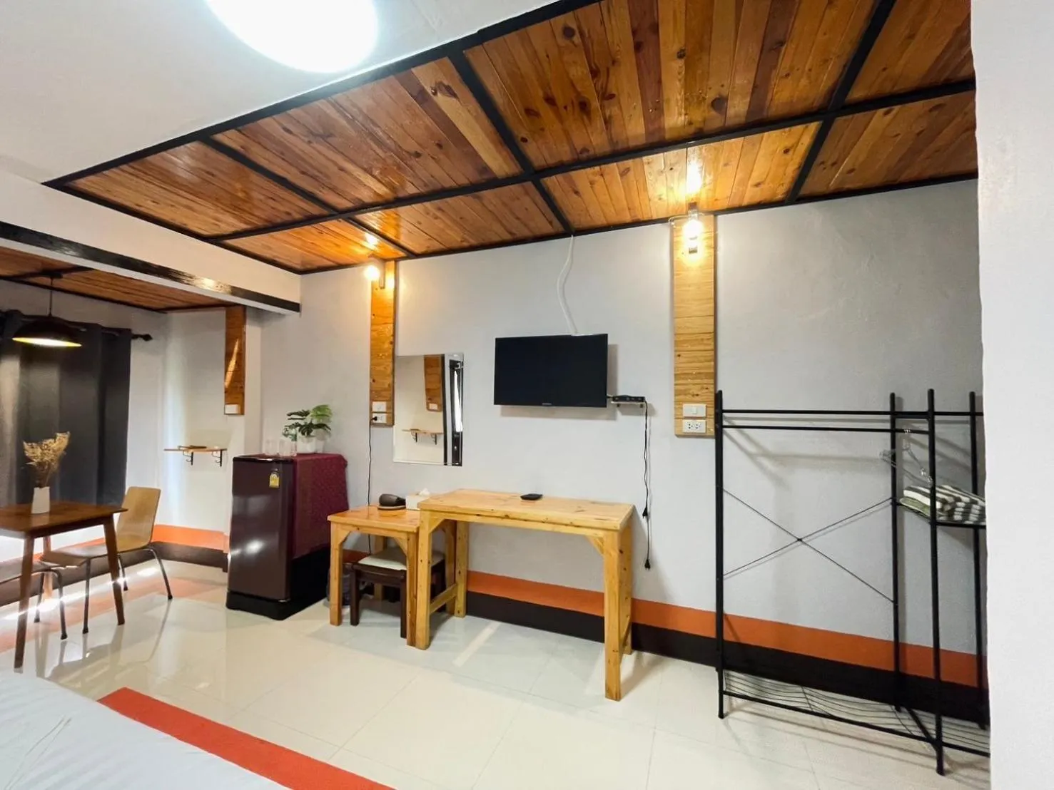 TV and multimedia in Mookboonchu Guesthouse ,Kohmook Trang