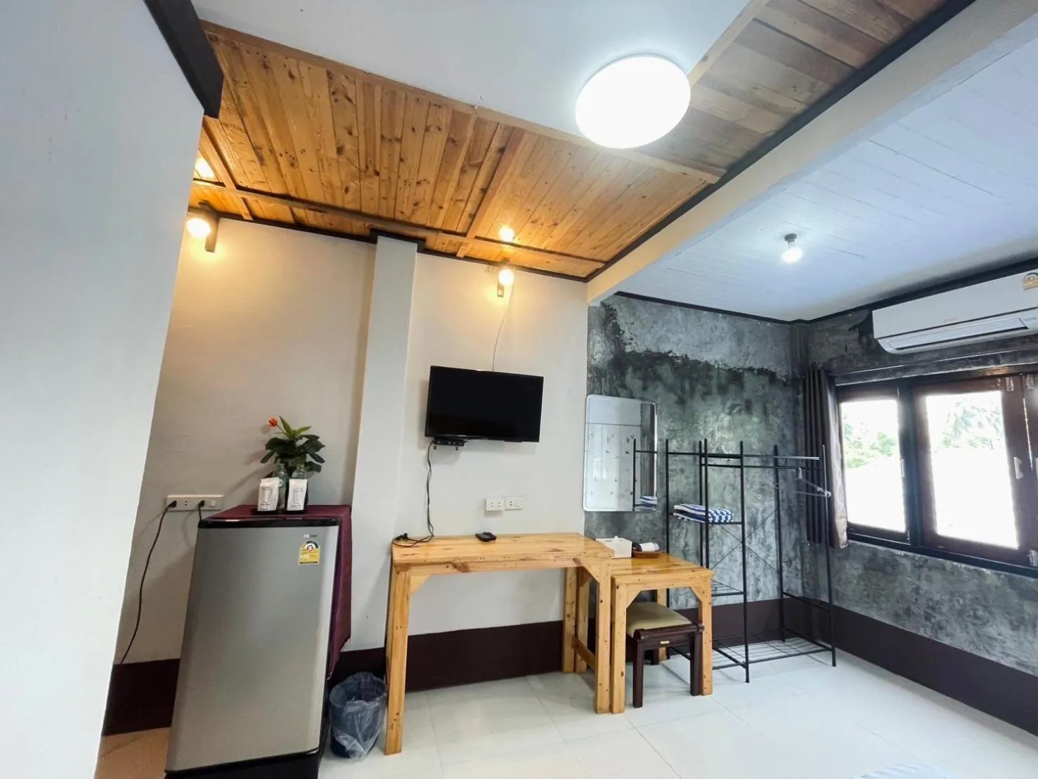 TV and multimedia in Mookboonchu Guesthouse ,Kohmook Trang