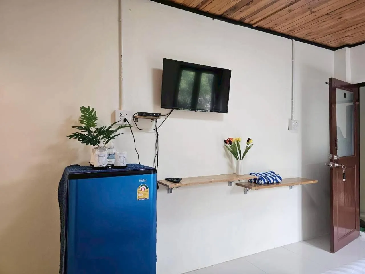 TV and multimedia in Mookboonchu Guesthouse ,Kohmook Trang