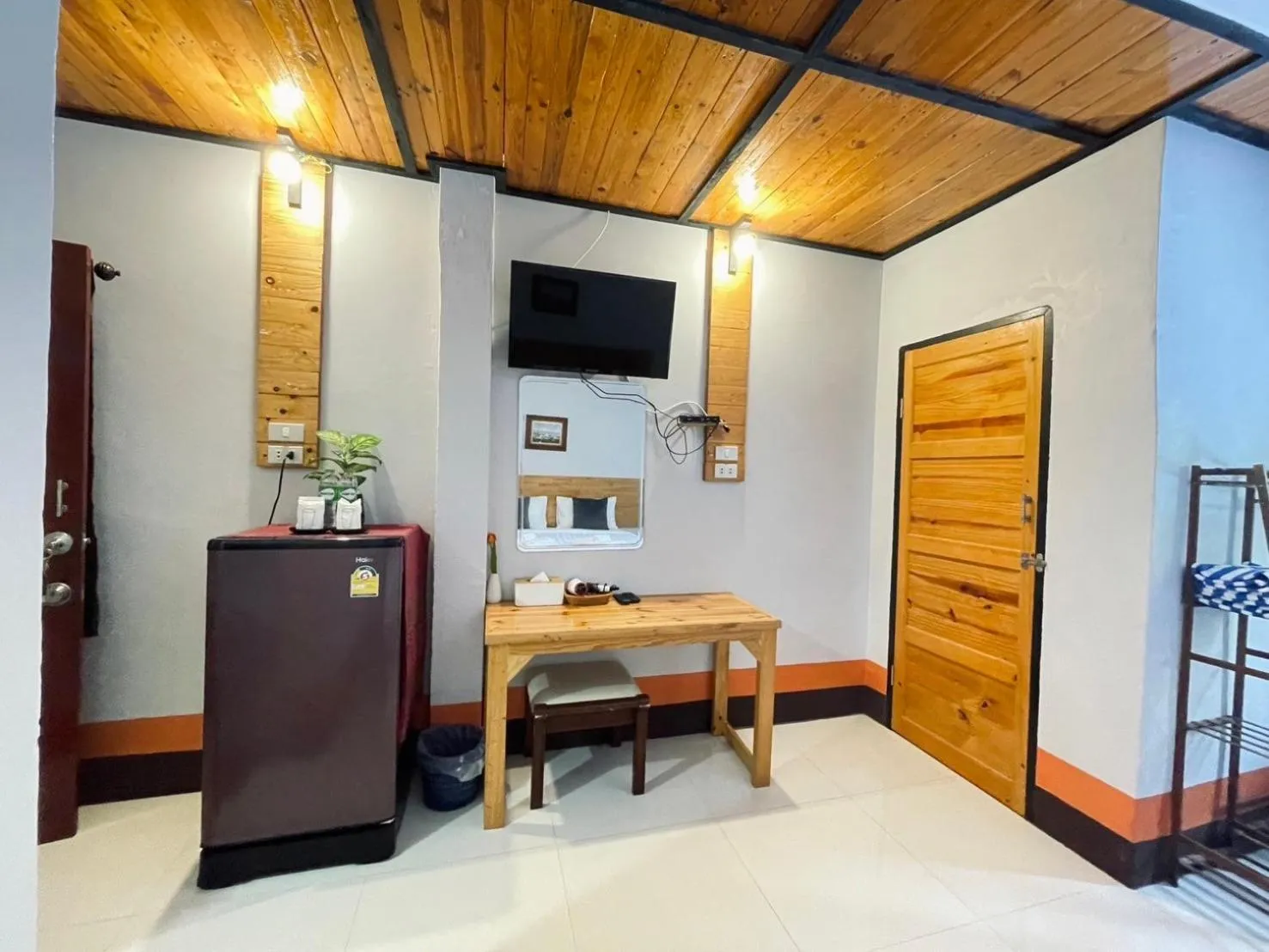 TV and multimedia in Mookboonchu Guesthouse ,Kohmook Trang