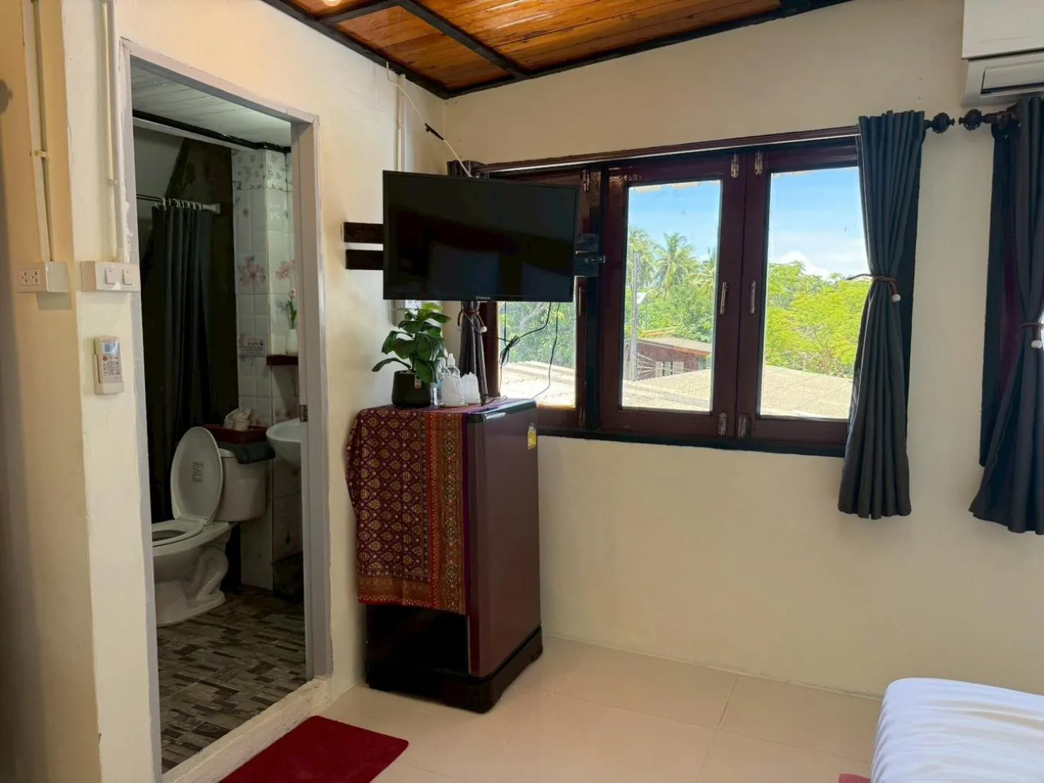 Photo of the whole room in Mookboonchu Guesthouse ,Kohmook Trang