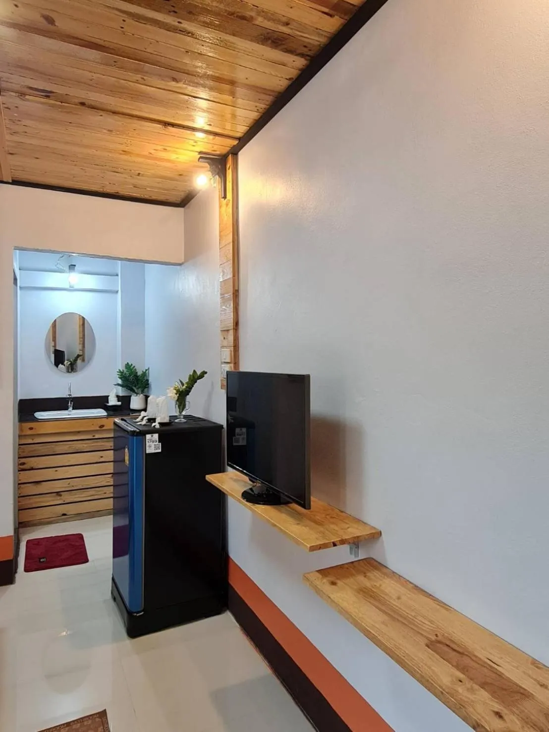 TV and multimedia in Mookboonchu Guesthouse ,Kohmook Trang