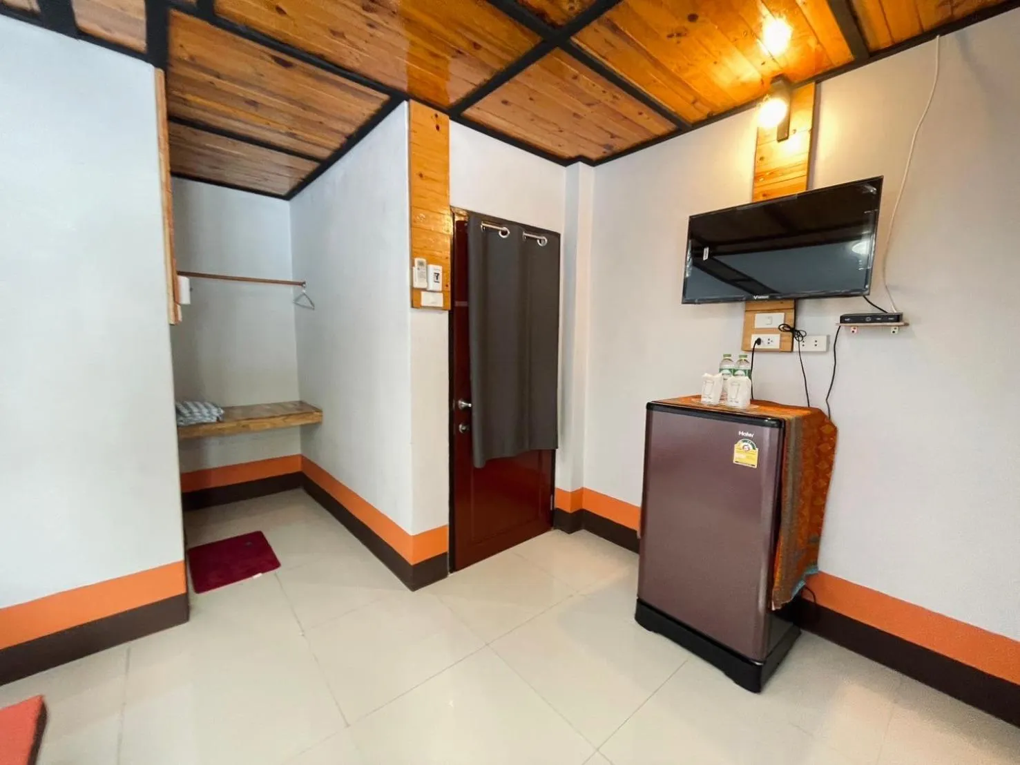 TV and multimedia in Mookboonchu Guesthouse ,Kohmook Trang