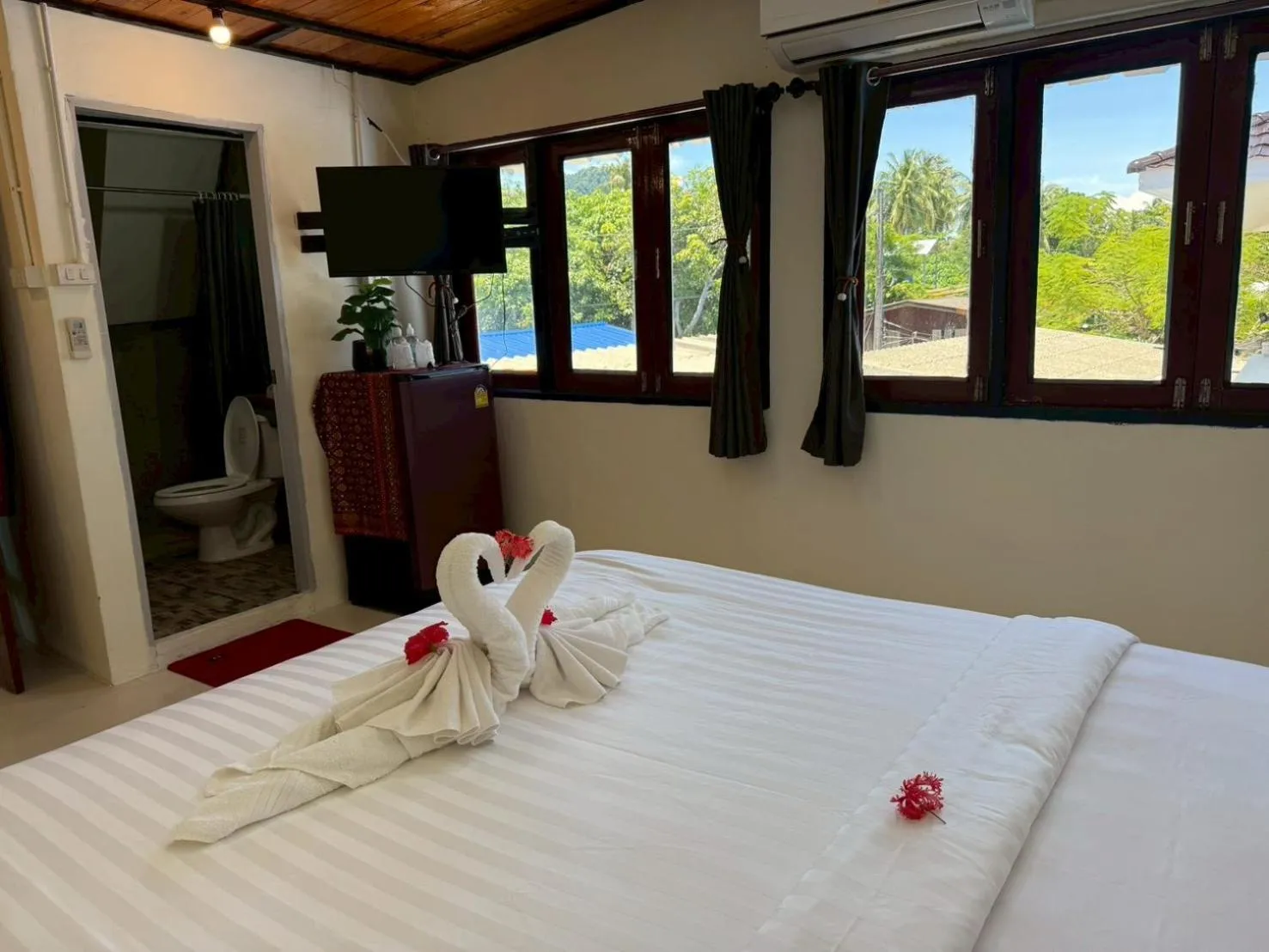 Photo of the whole room, Bed in Mookboonchu Guesthouse ,Kohmook Trang