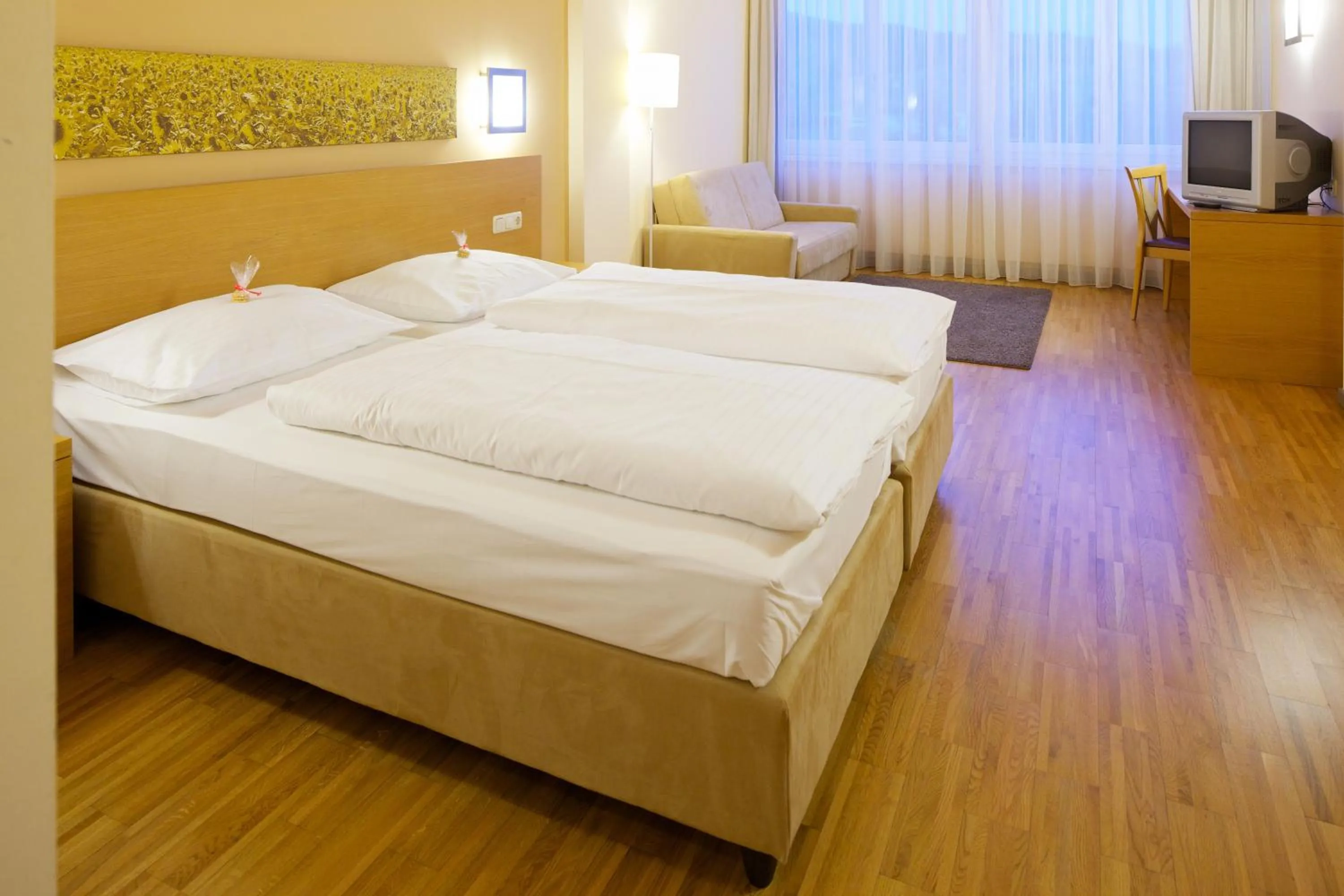 Bedroom, Bed in Hotel-Restaurant Allmer