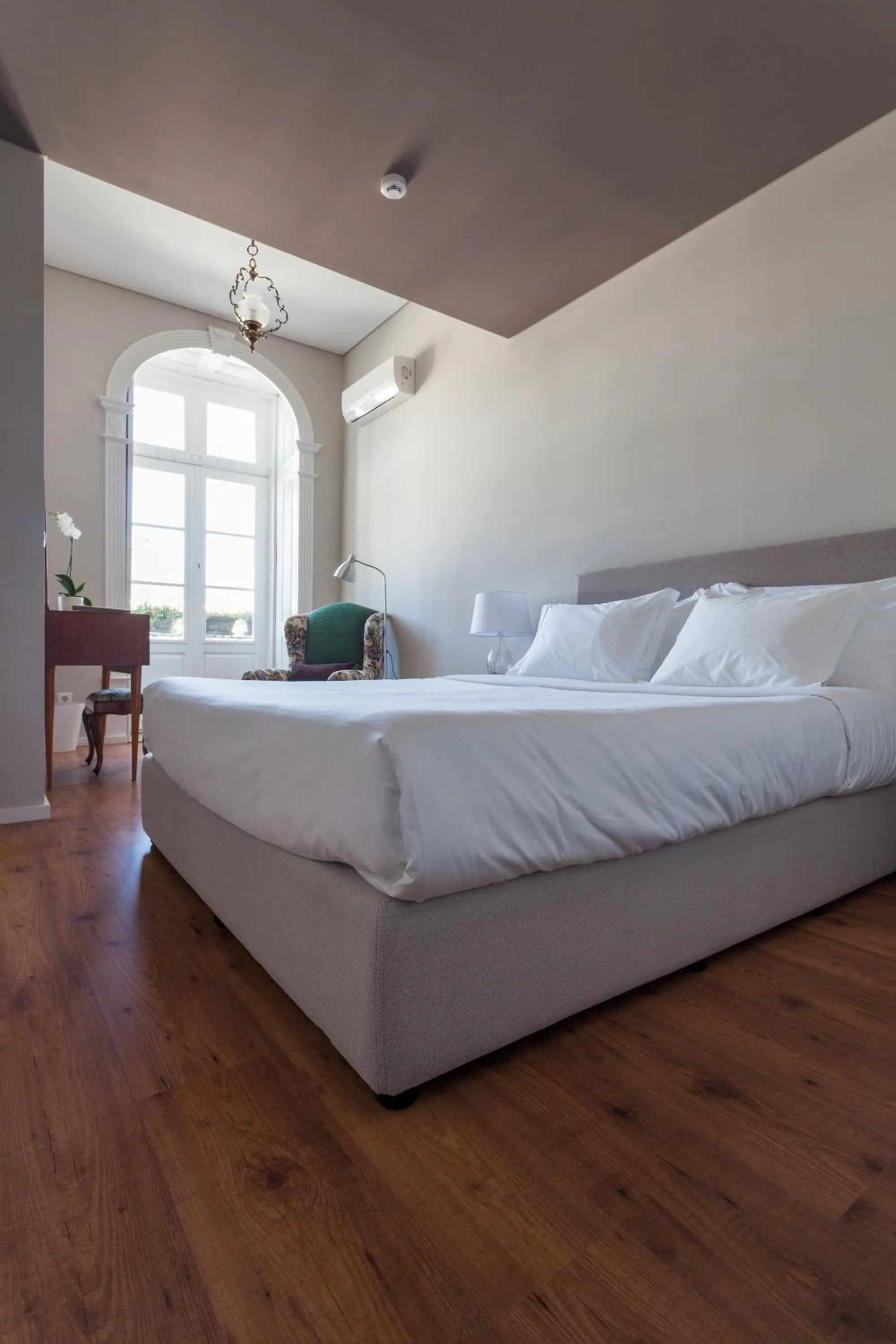 Photo of the whole room, Bed in B The Guest Downtown