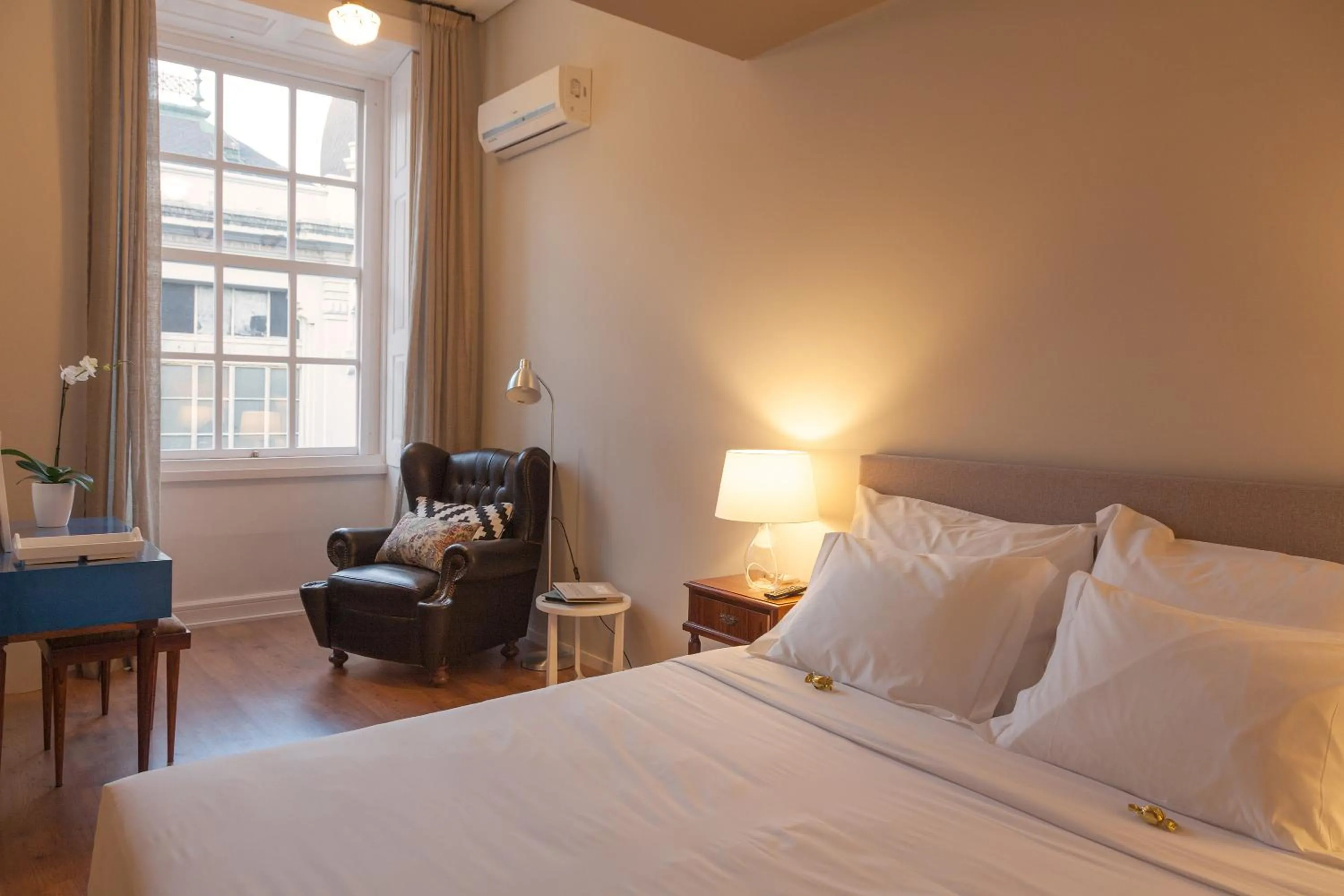 Photo of the whole room, Bed in B The Guest Downtown