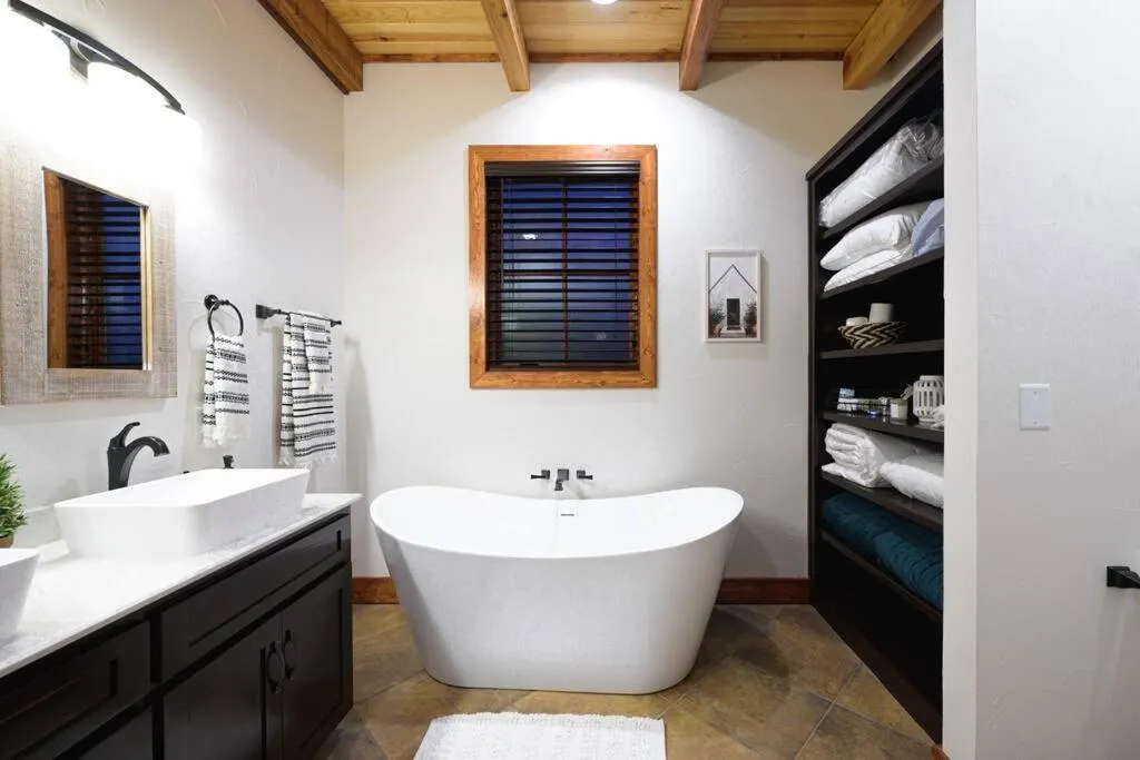 Little Dutch Cabin #3 - 12 min to Magnolia-Baylor