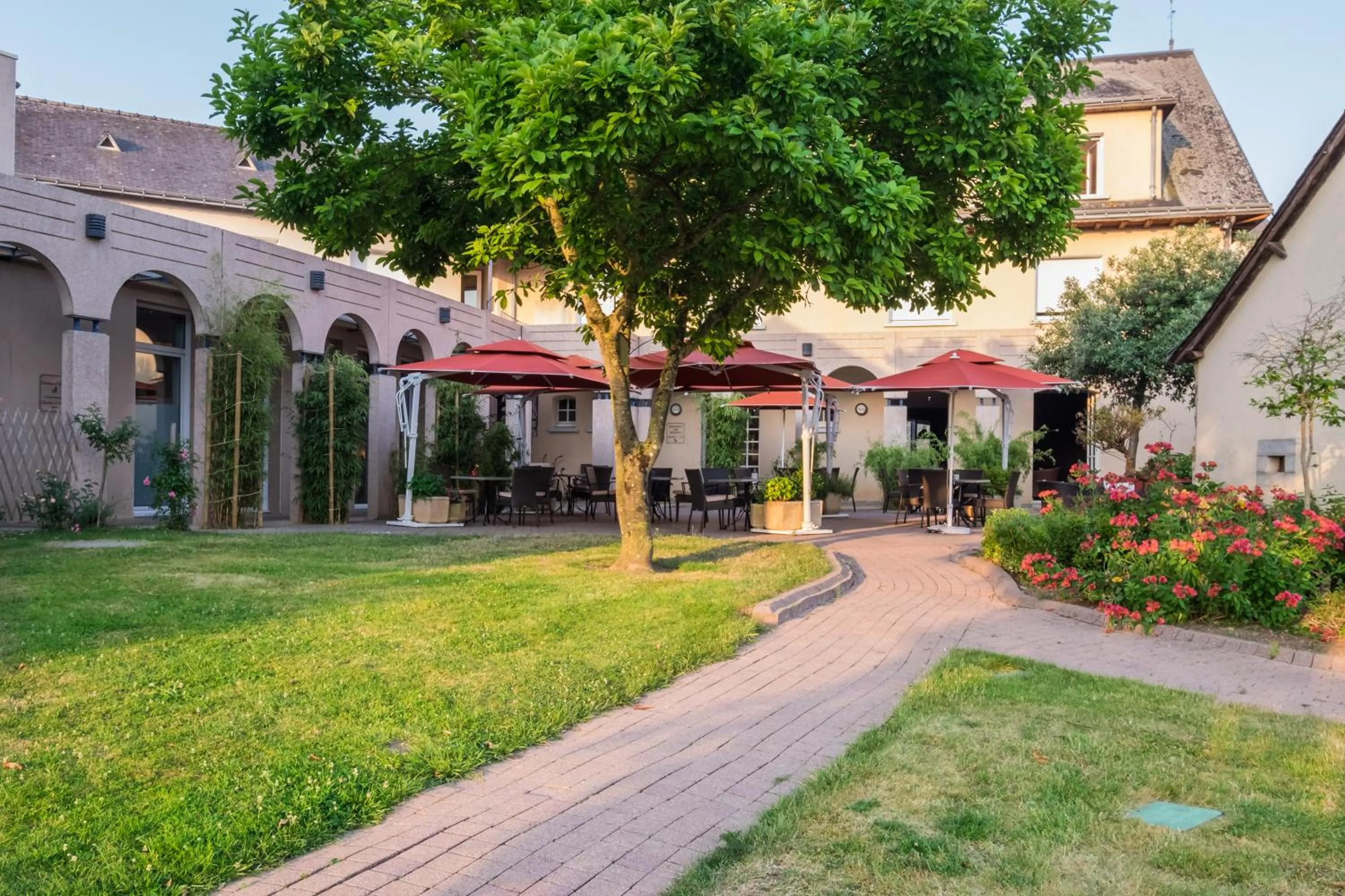 Patio in Logis L'Ermitage Hôtel & Restaurant