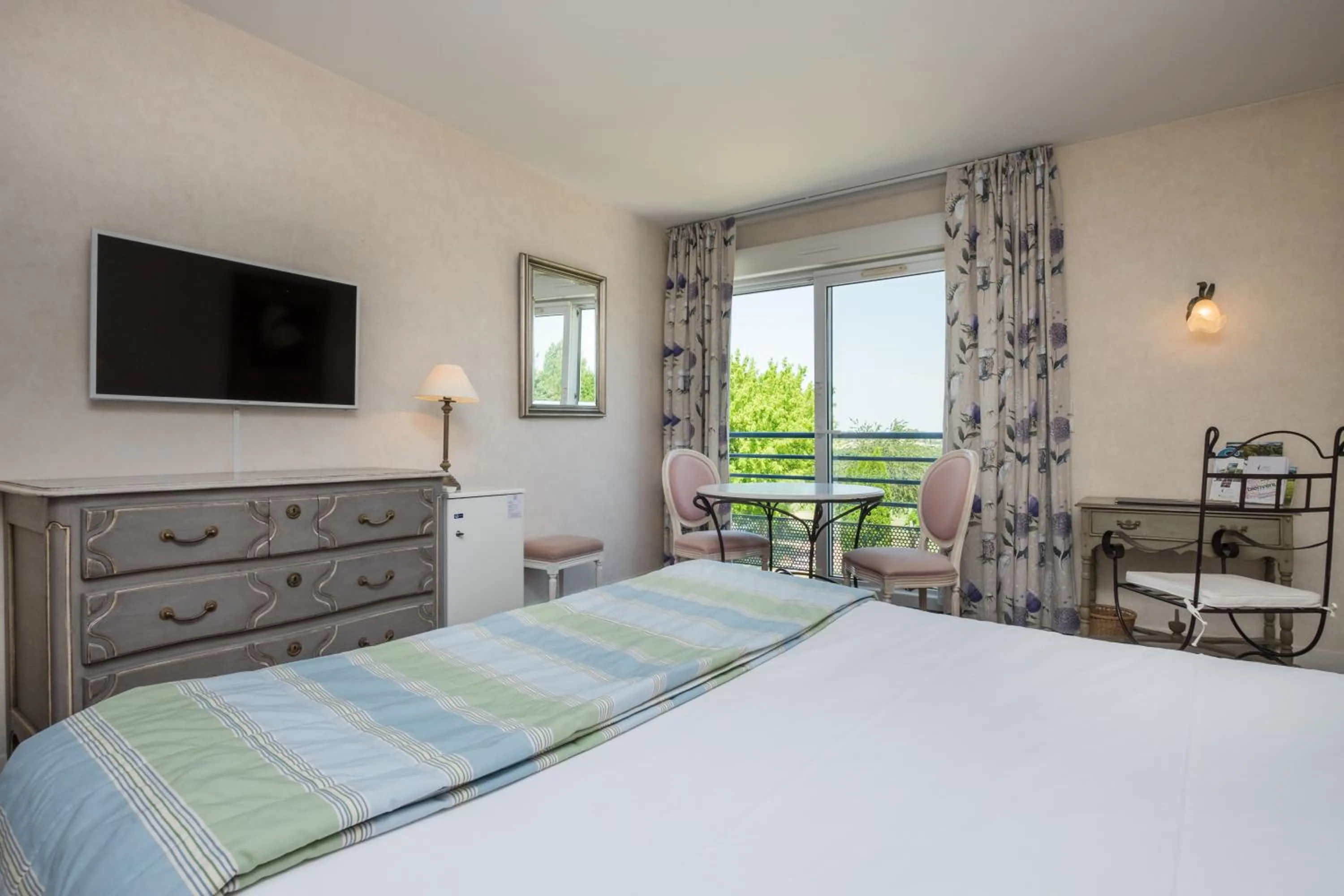 Photo of the whole room, Bed in Logis L'Ermitage Hôtel & Restaurant