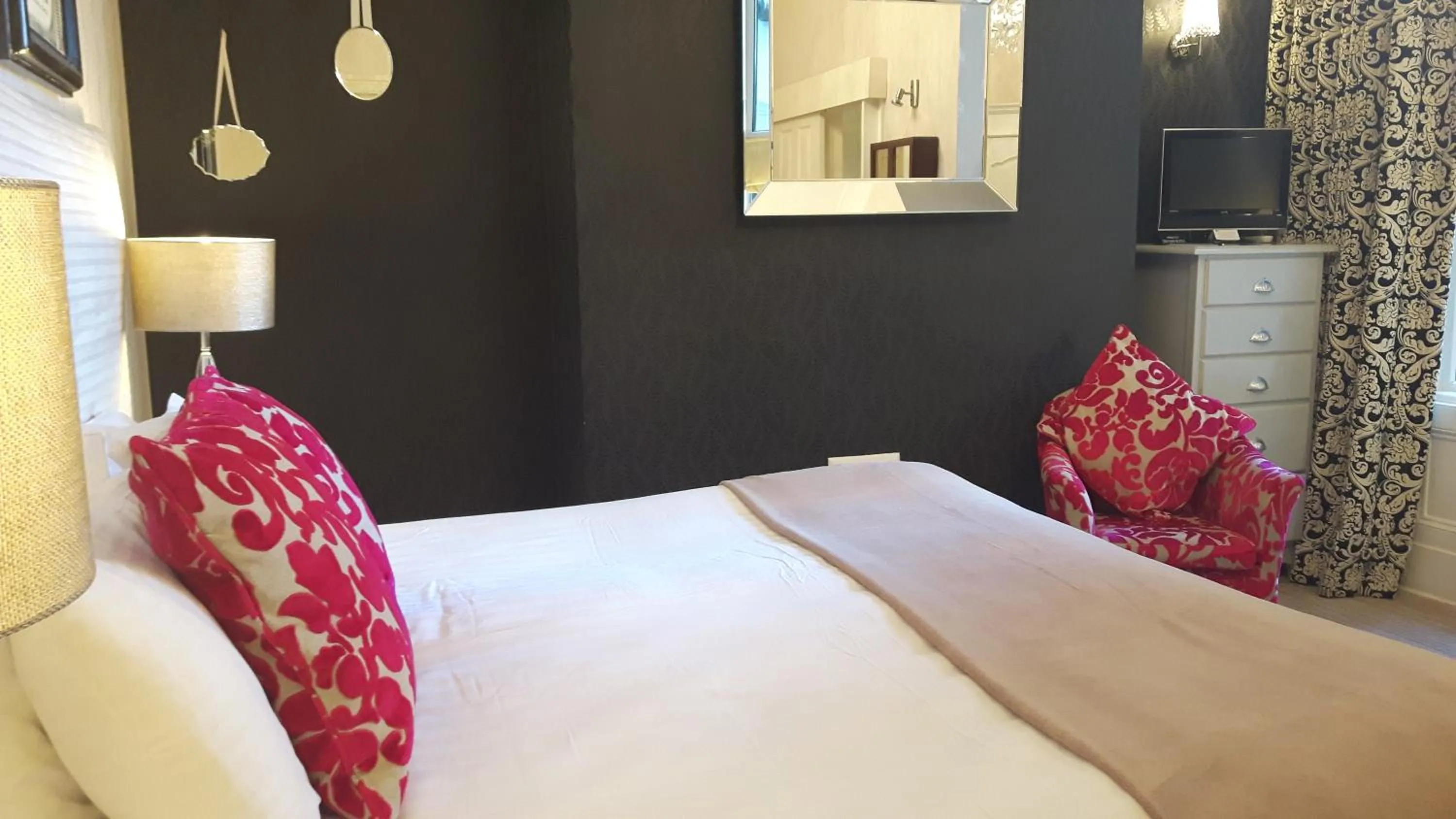 Bedroom, Bed in The Ambassador Townhouse