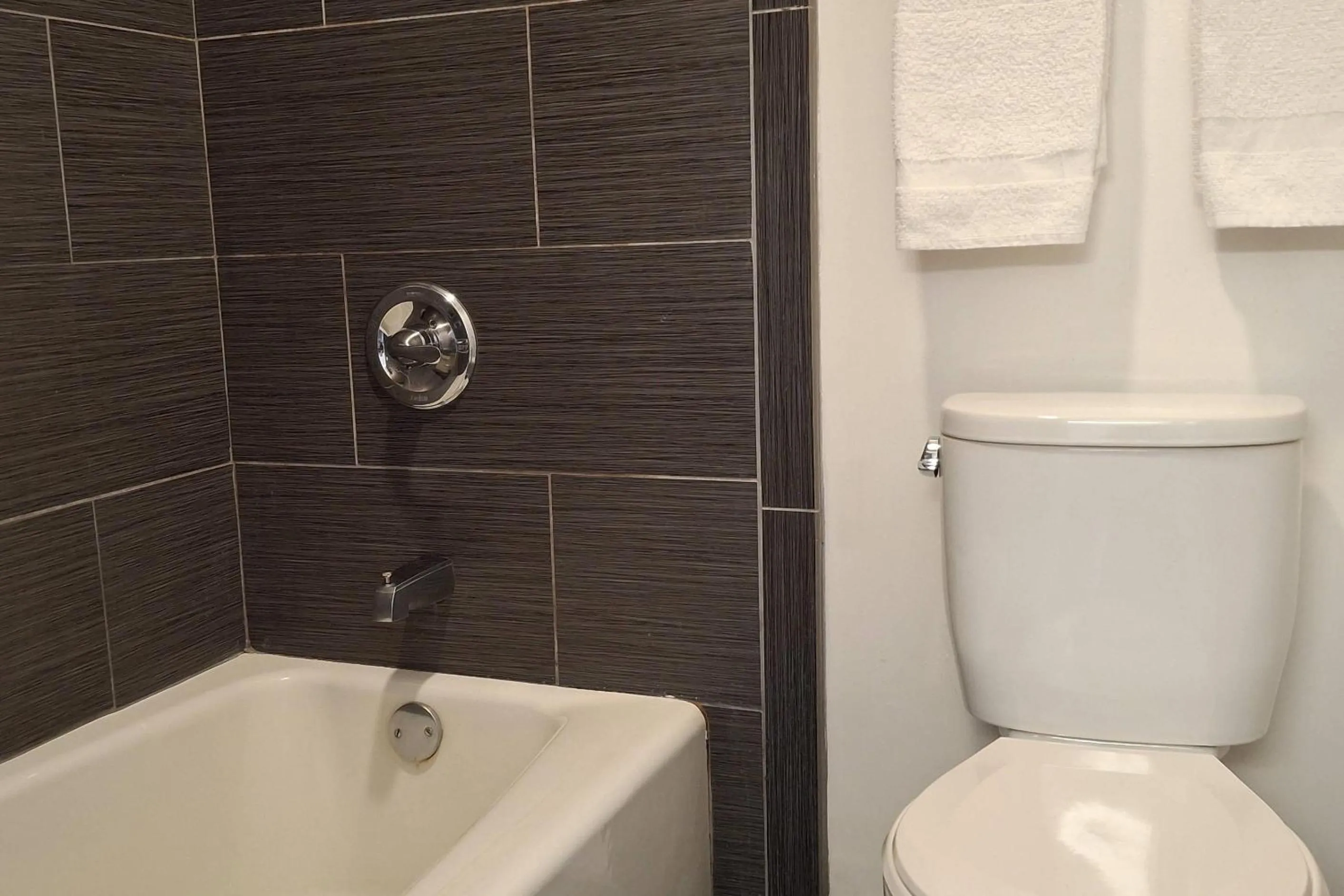 Bedroom in Rodeway Inn Alameda-Oakland