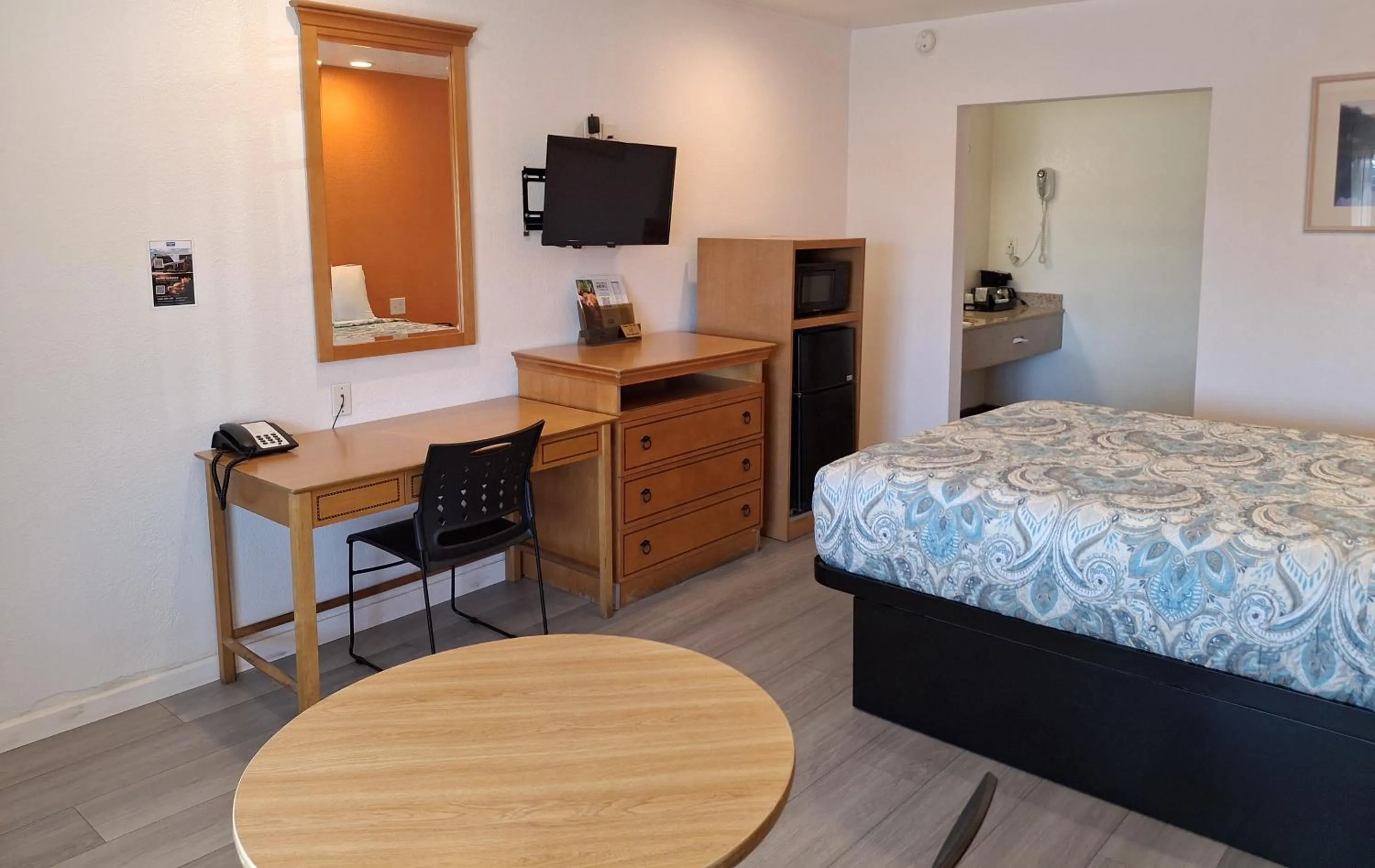 Bedroom, Bed in Rodeway Inn Alameda-Oakland