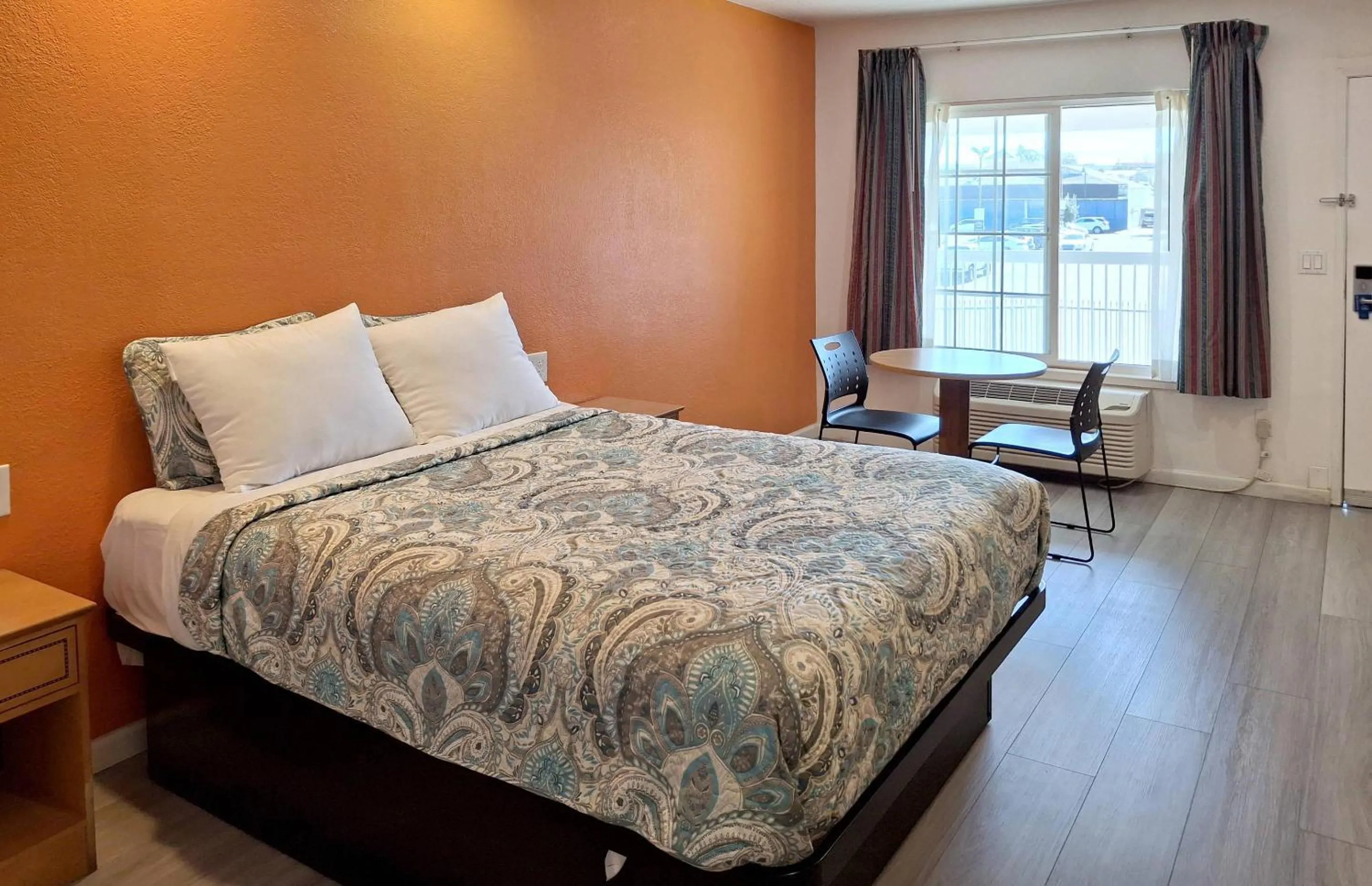 Bedroom, Bed in Rodeway Inn Alameda-Oakland