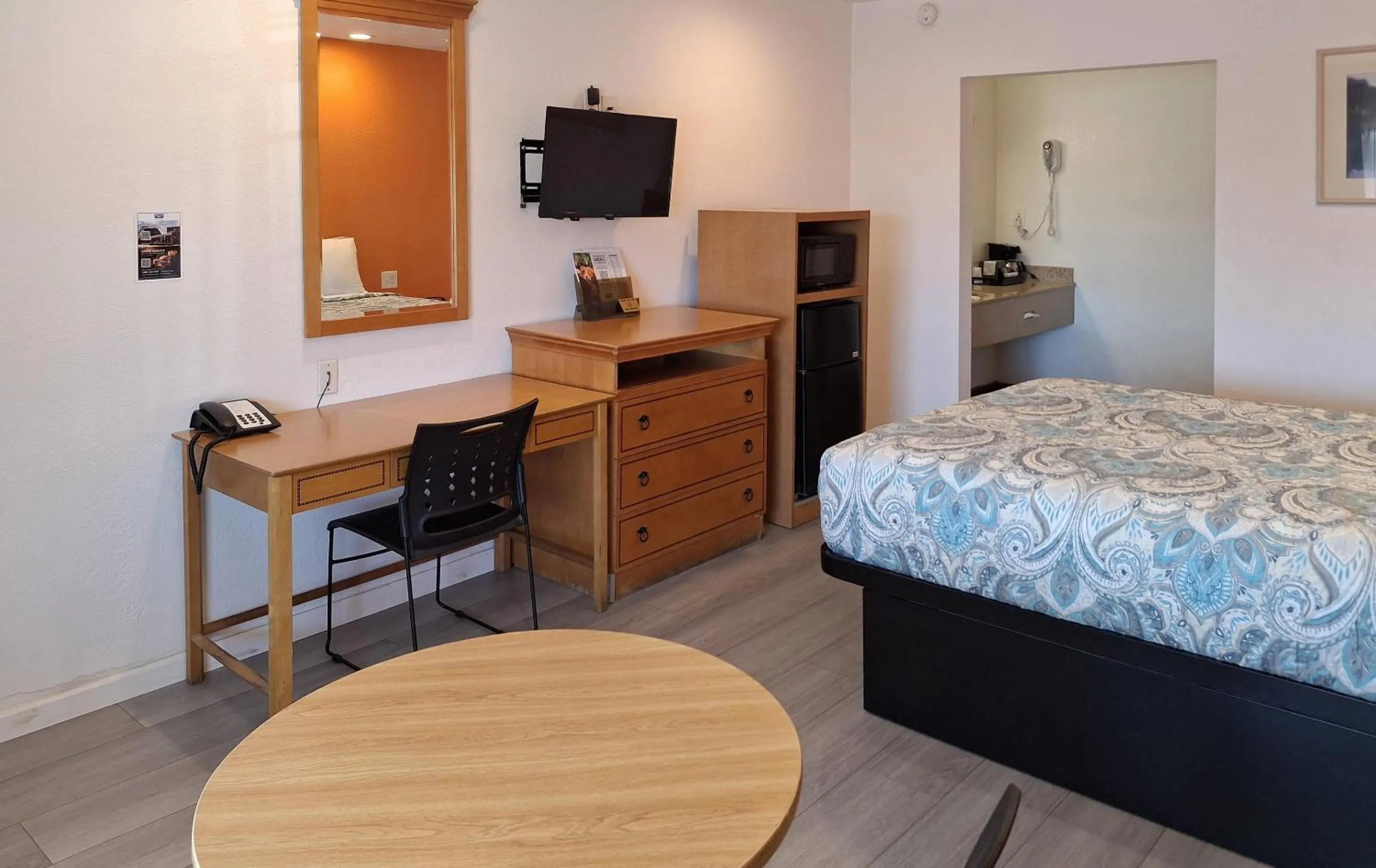 Bedroom, Bed in Rodeway Inn Alameda-Oakland