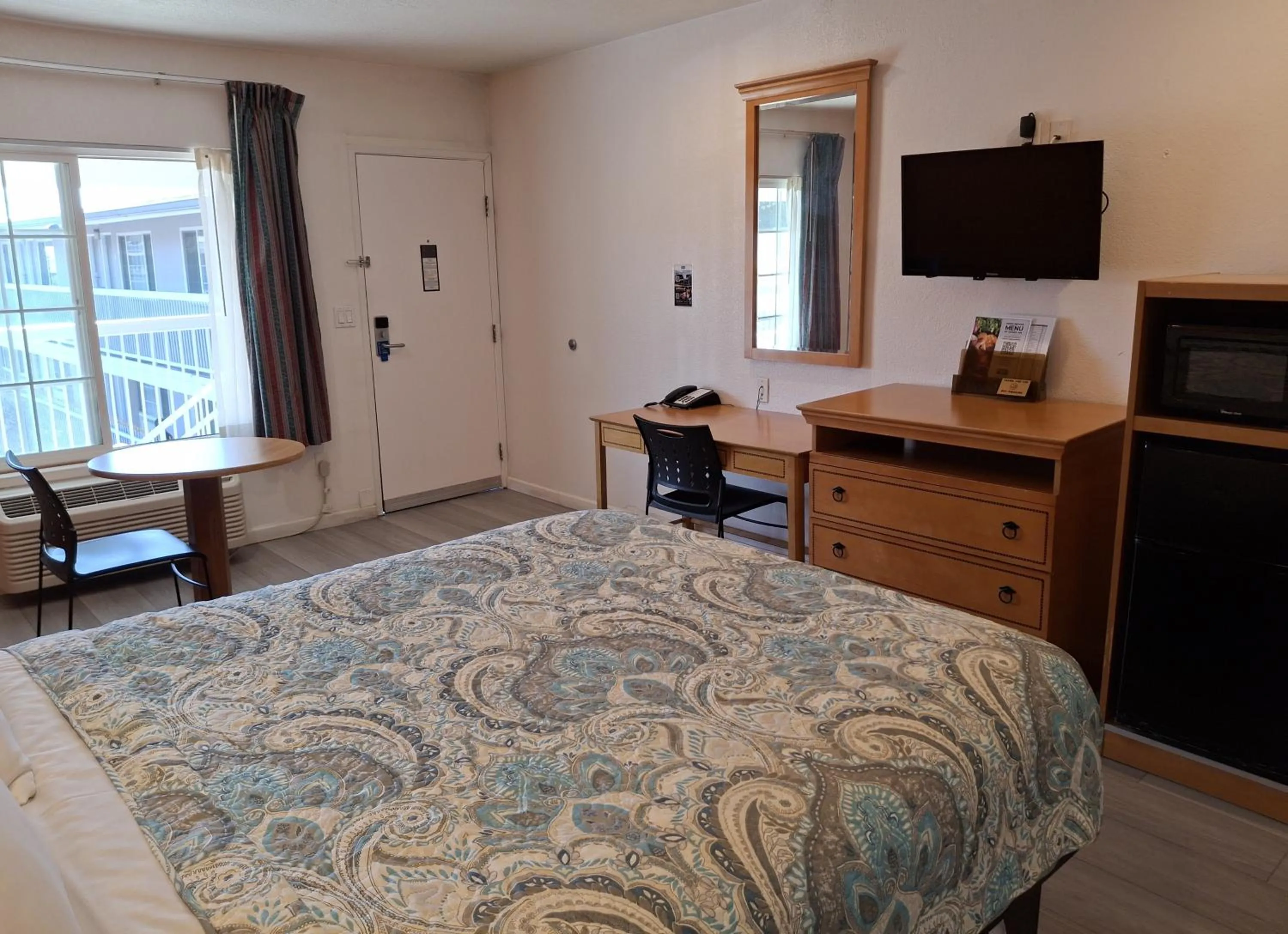 Bedroom, Bed in Rodeway Inn Alameda-Oakland