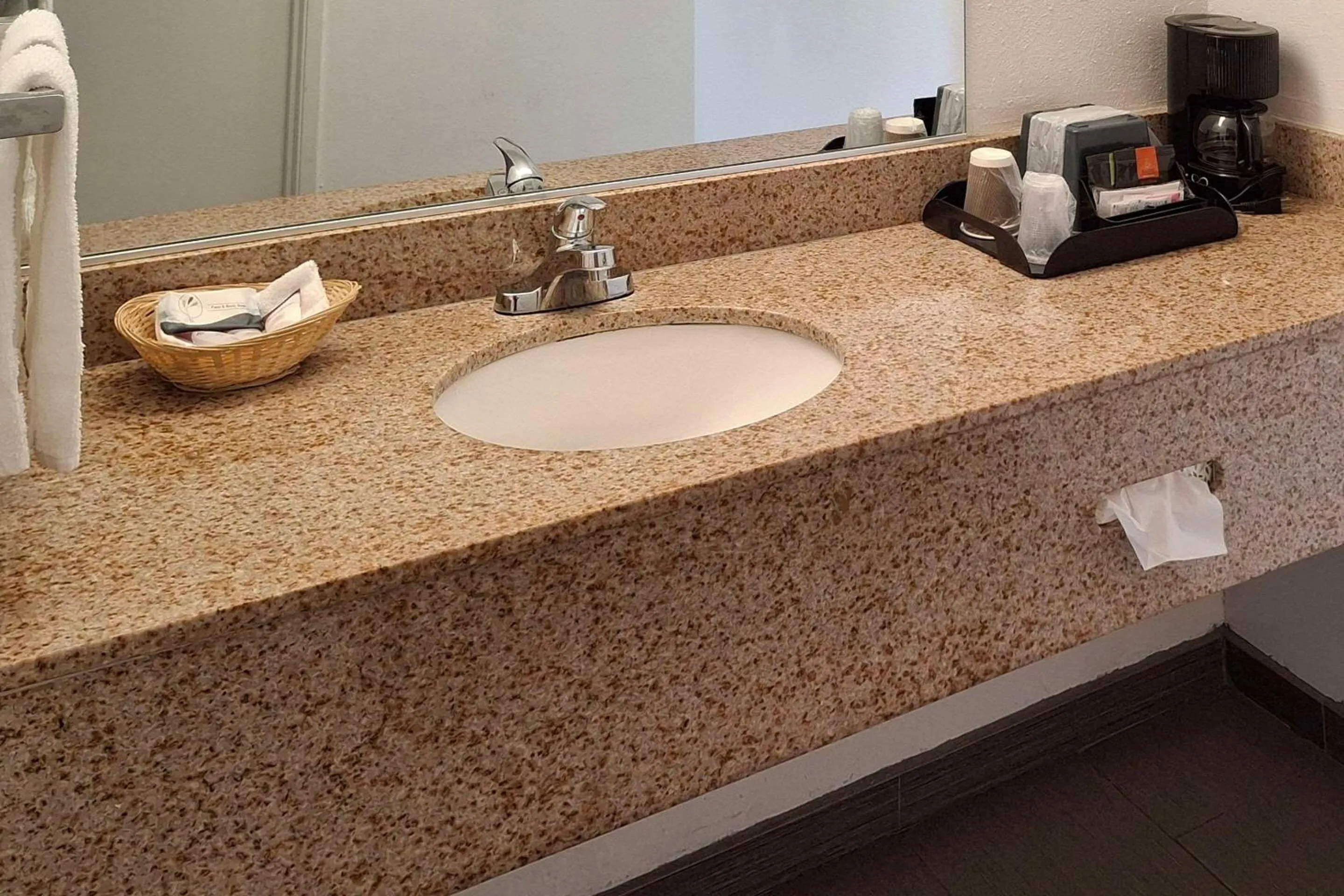 Bedroom in Rodeway Inn Alameda-Oakland