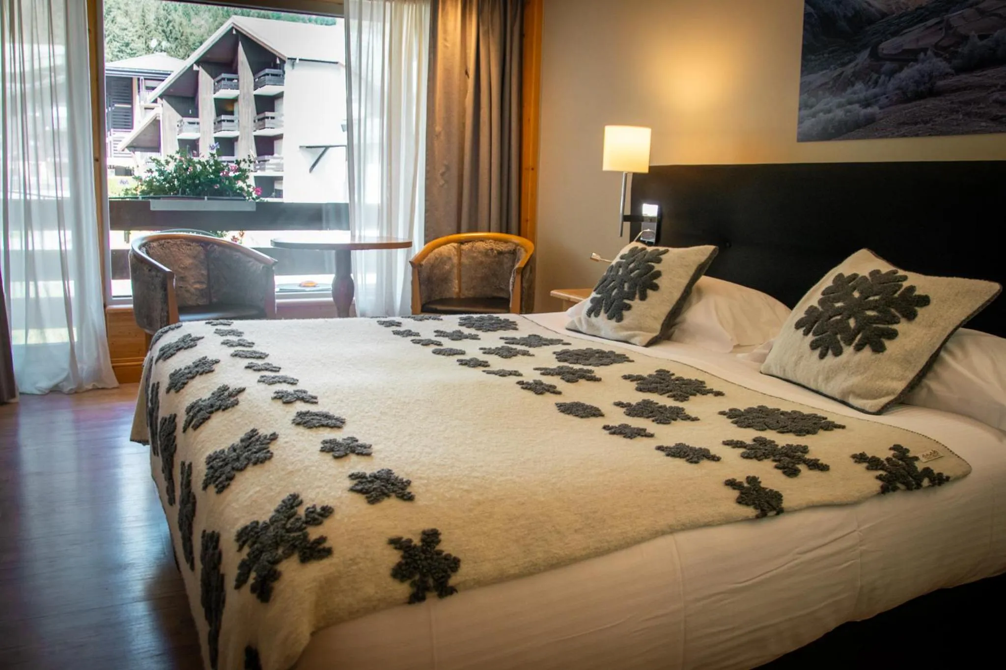 Bedroom, Bed in Chalet-Hôtel La Chemenaz