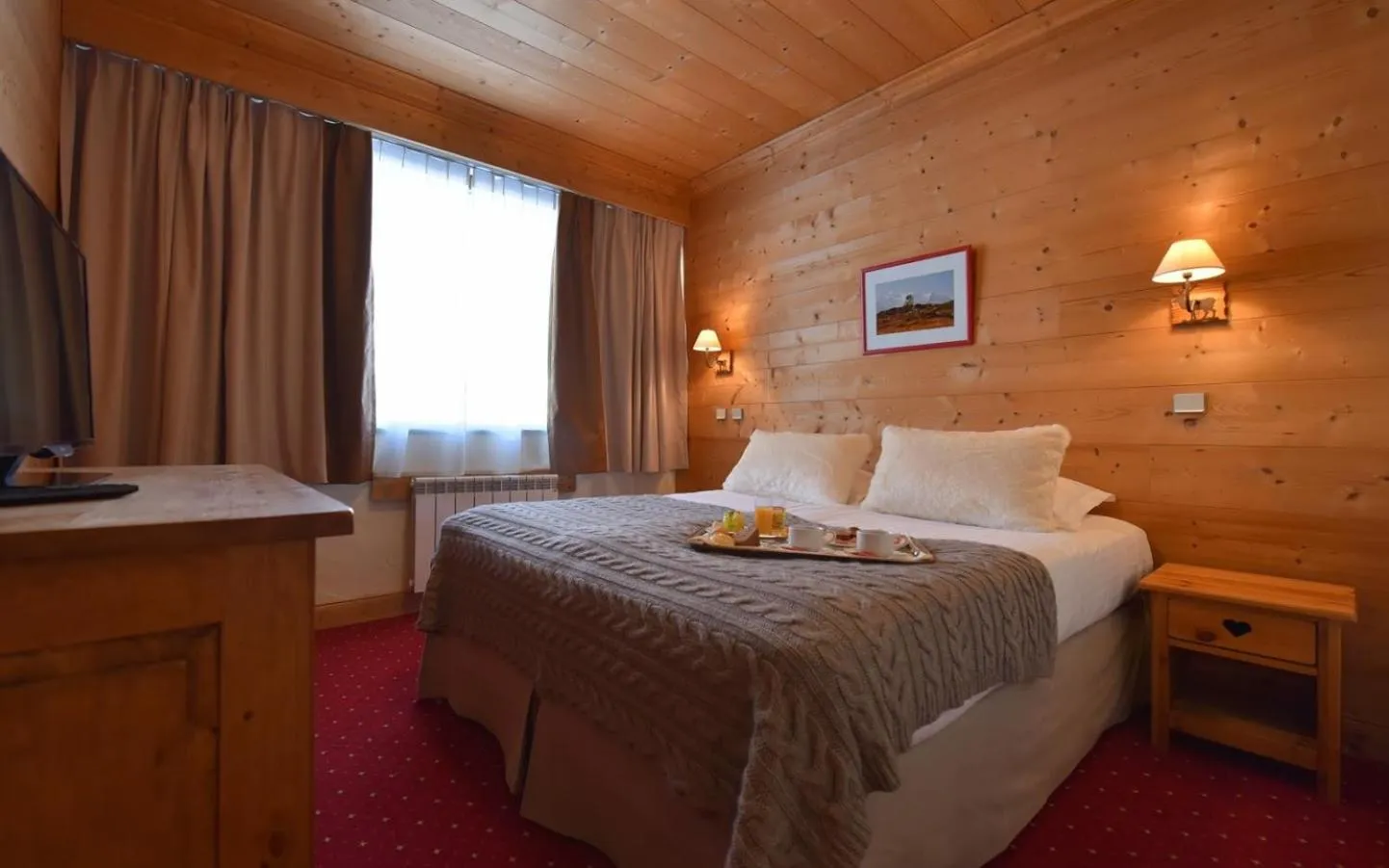 Bedroom, Bed in Chalet-Hôtel La Chemenaz