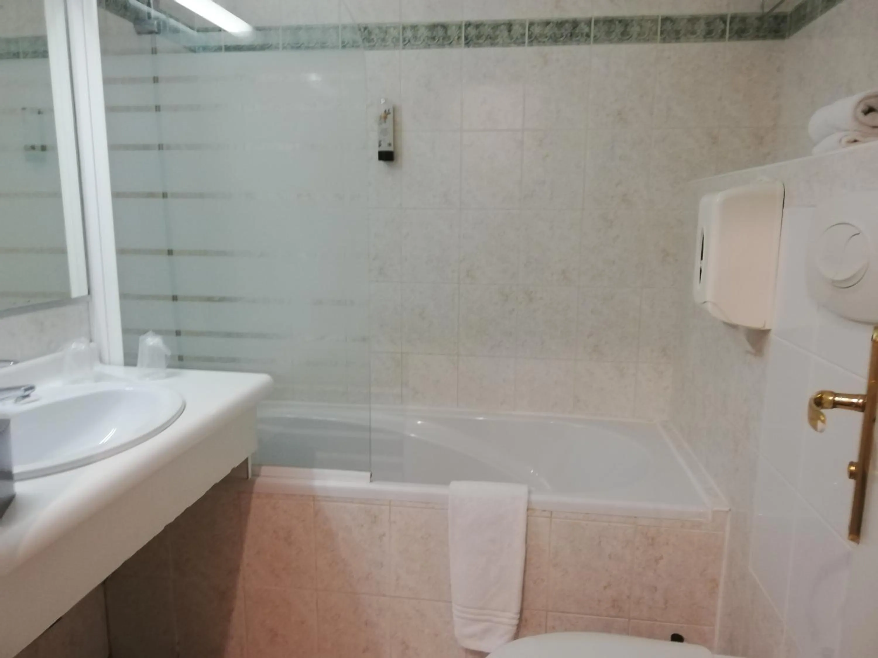 Bathroom in Hôtel Saint Roch