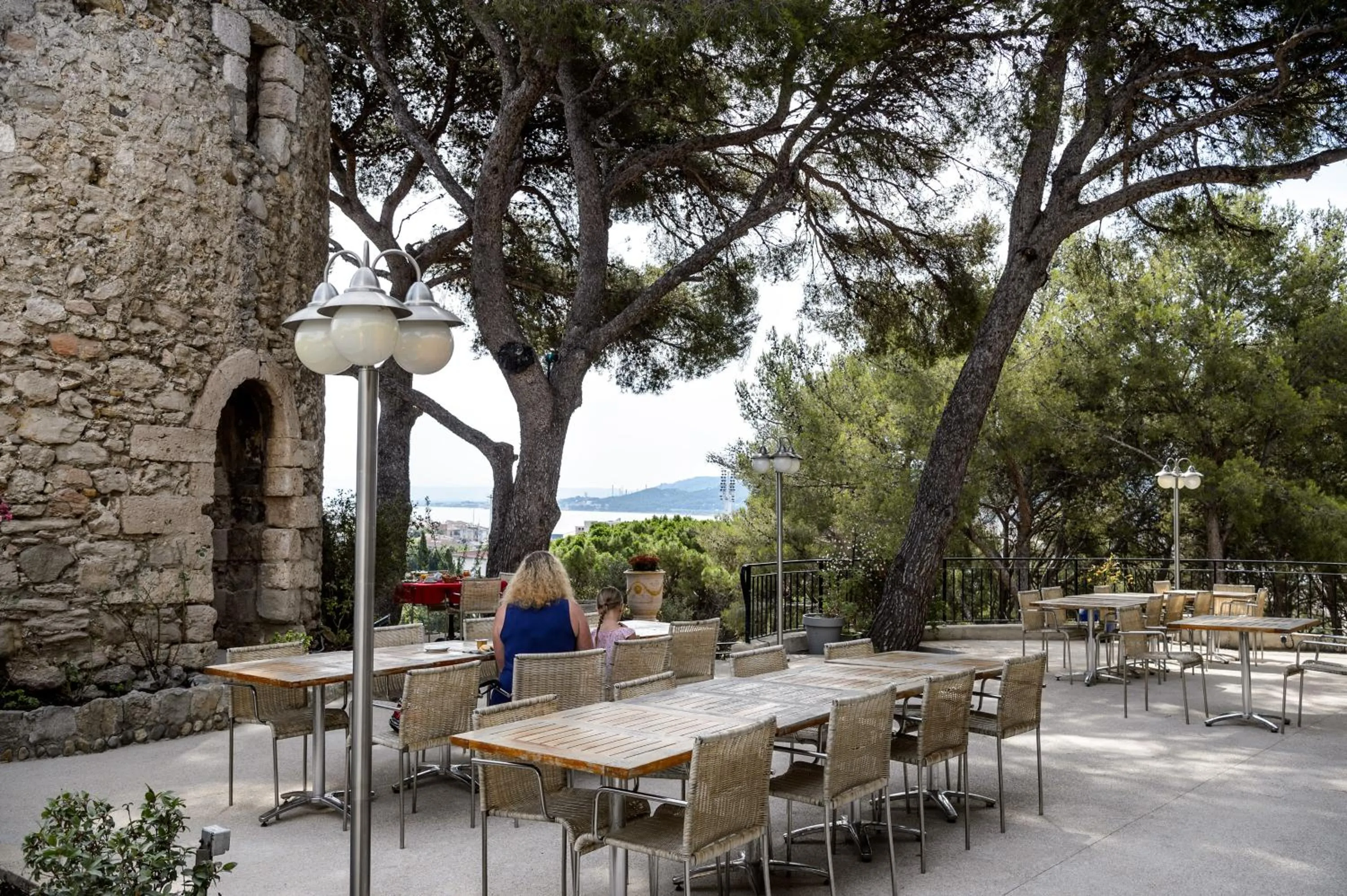 Patio, Restaurant/Places to Eat in Hôtel Saint Roch