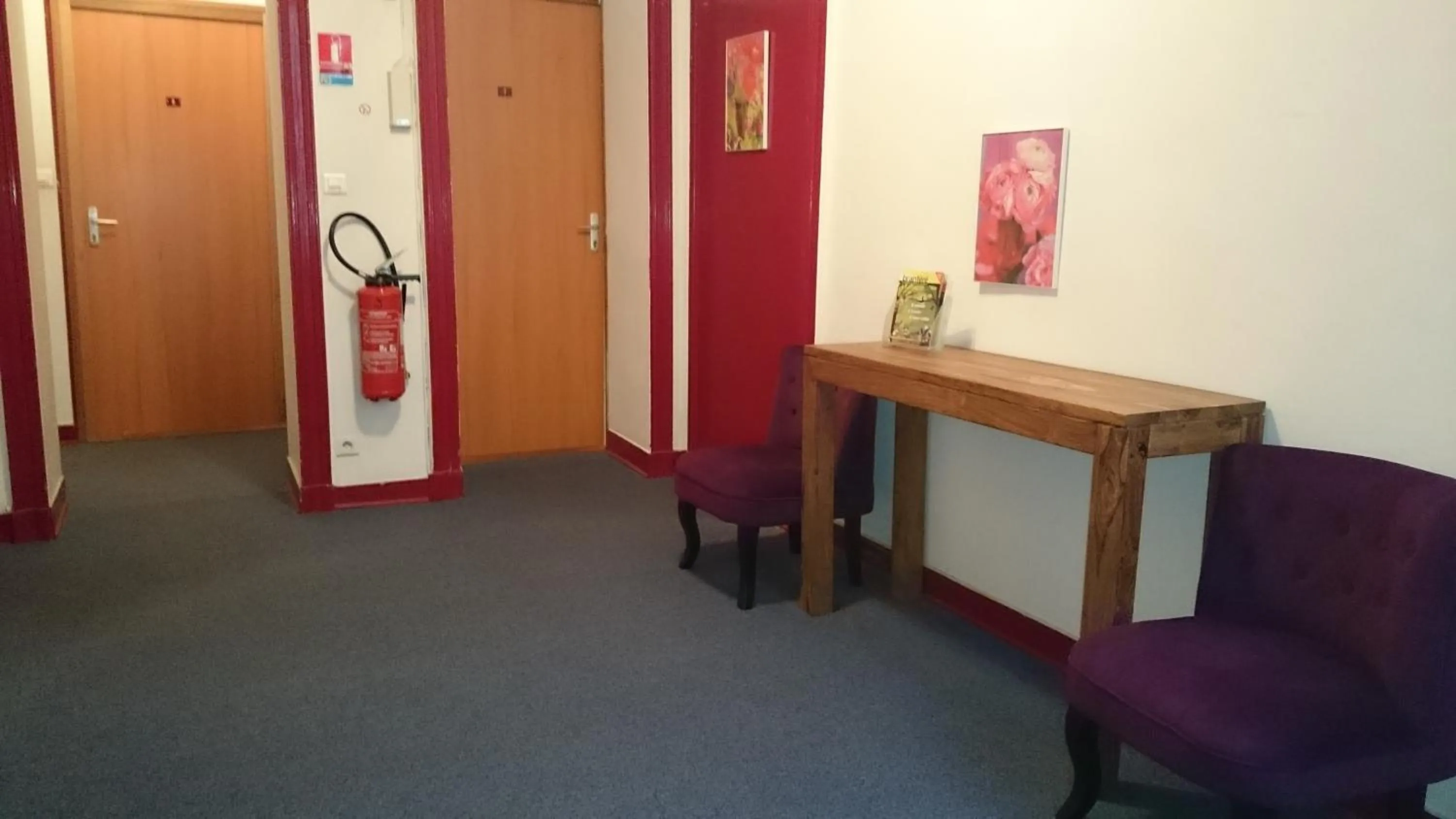 Lobby or reception in Hôtel Saint-Patrick Cœur de NANTES