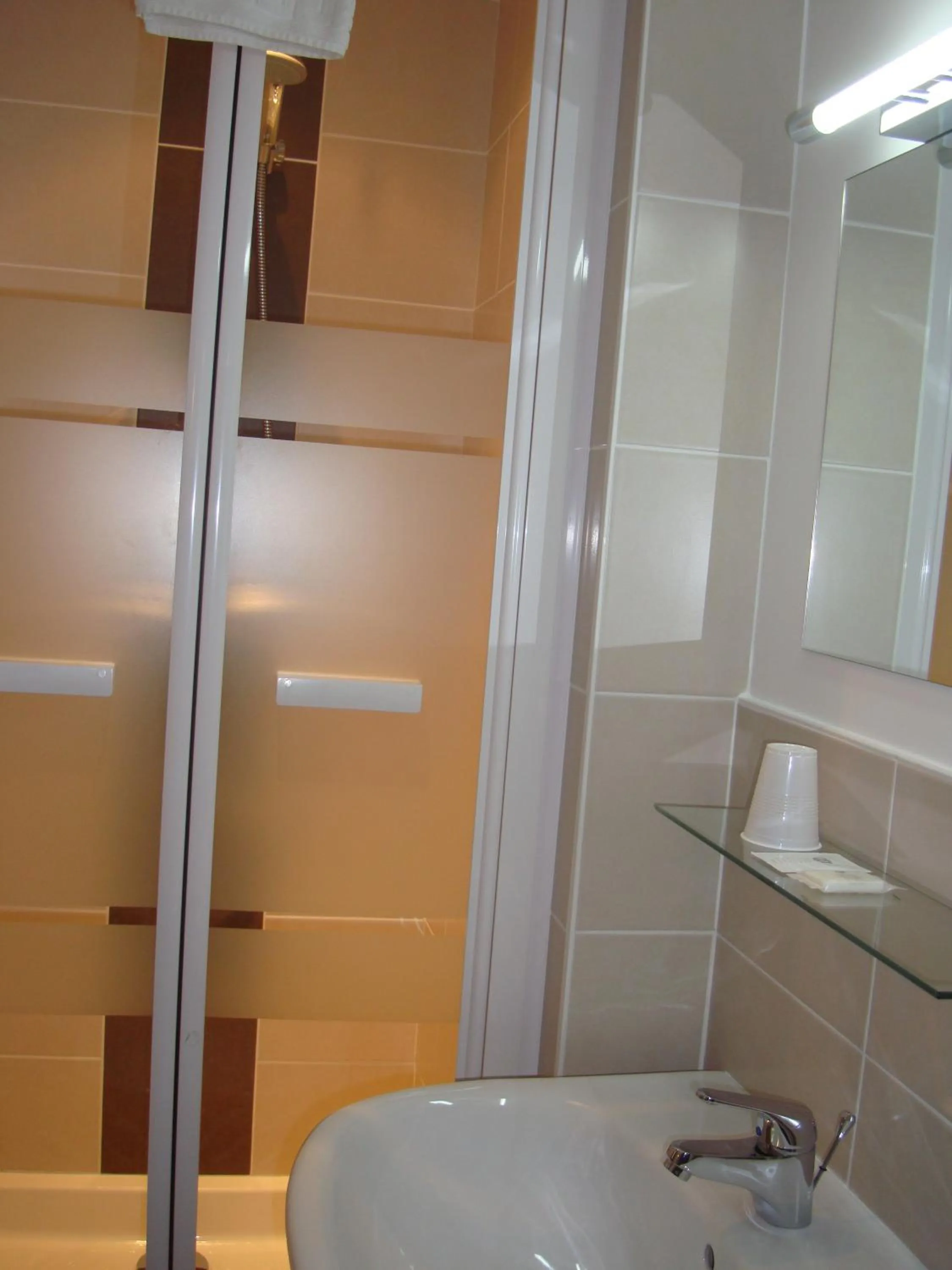 Bathroom in Hôtel Saint-Patrick Cœur de NANTES