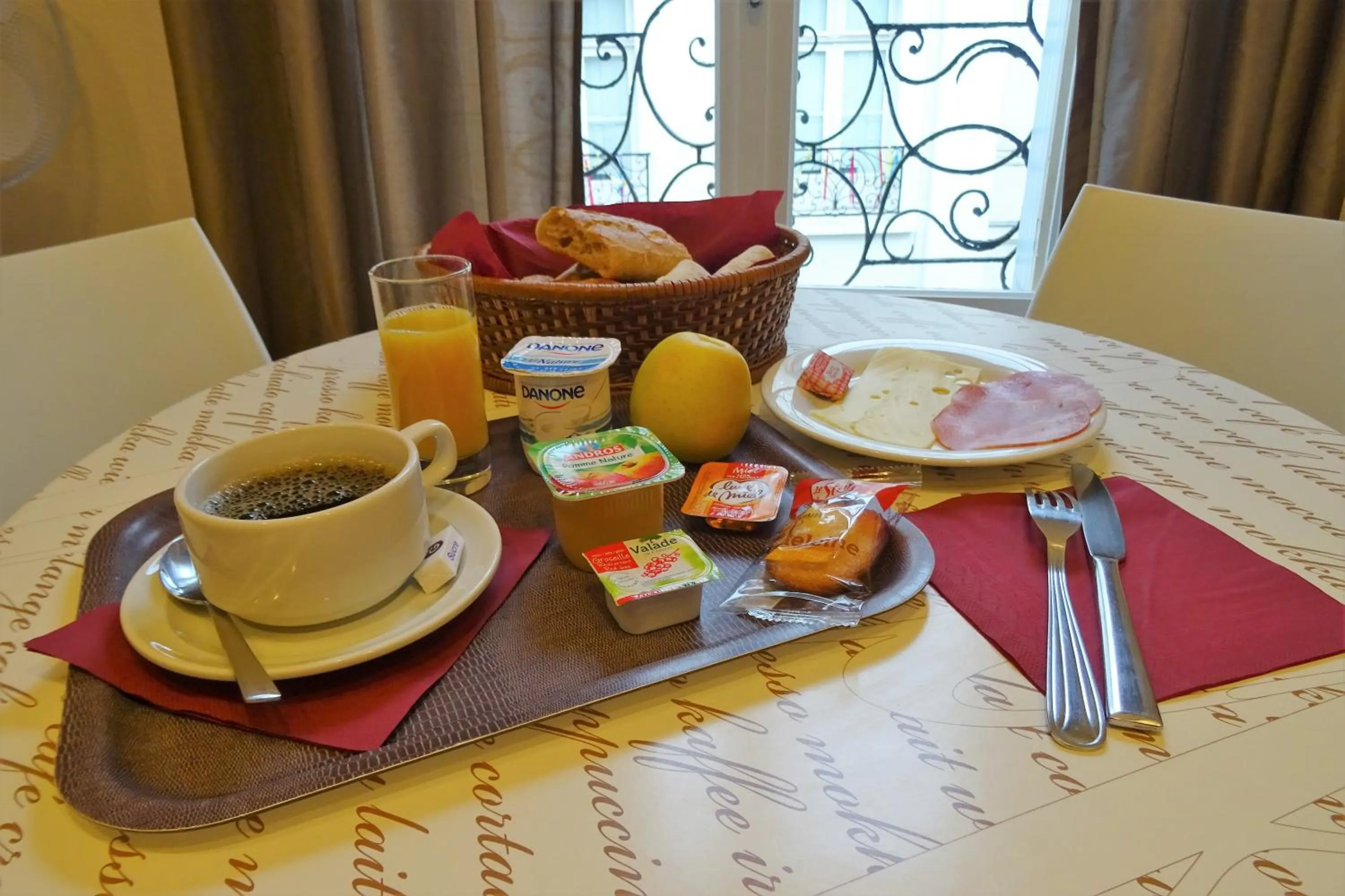 Buffet breakfast in Hôtel Saint-Patrick Cœur de NANTES