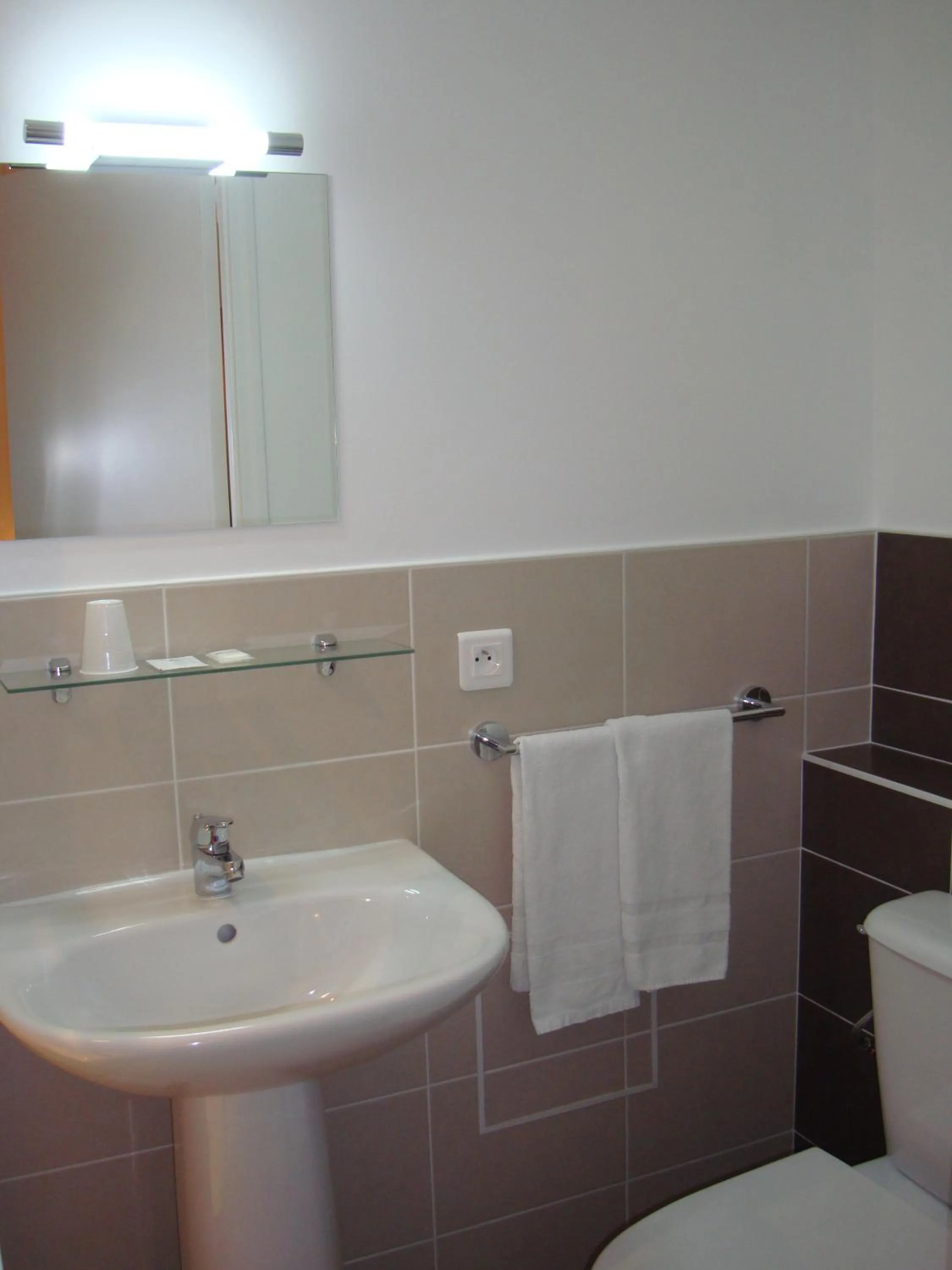 Bathroom in Hôtel Saint-Patrick Cœur de NANTES